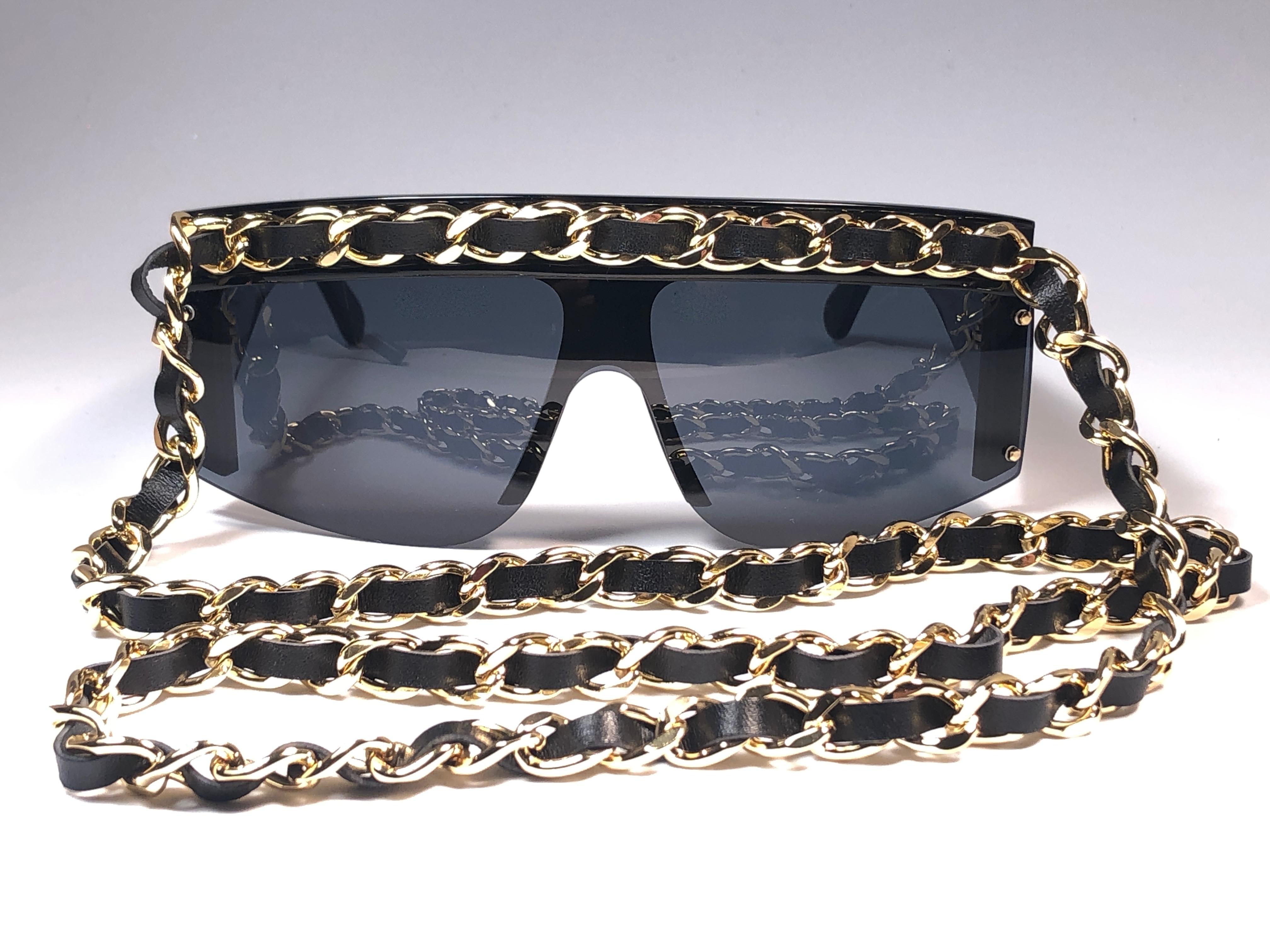 La quincaillerie dorée vintage de Chanel automne/hiver  1992 Lunettes de soleil Made In Italy en vente 4