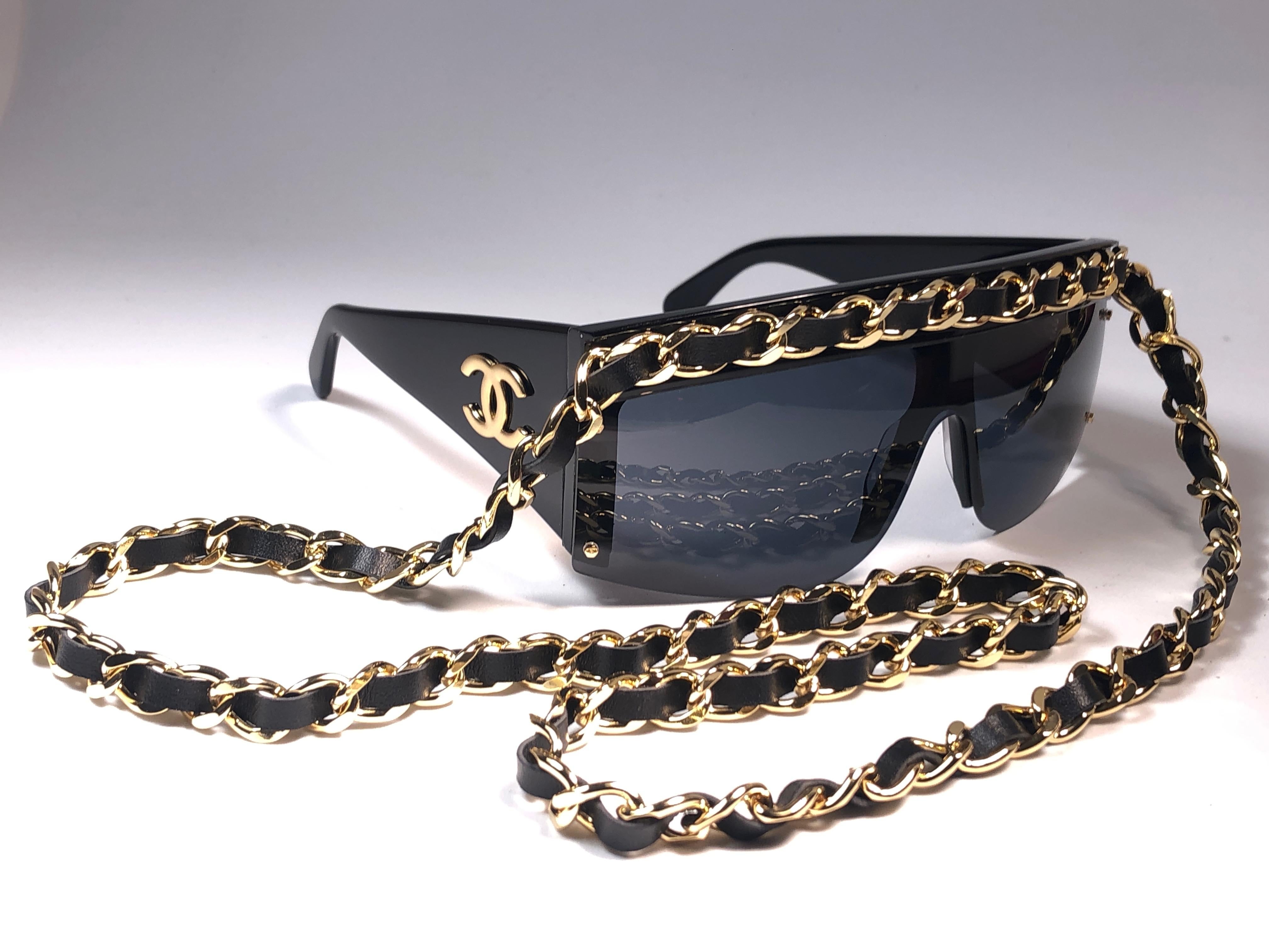 Chanel Vintage Gold Hardware Fall / Winter  1992 Sunglasses Made In Italy For Sale 2