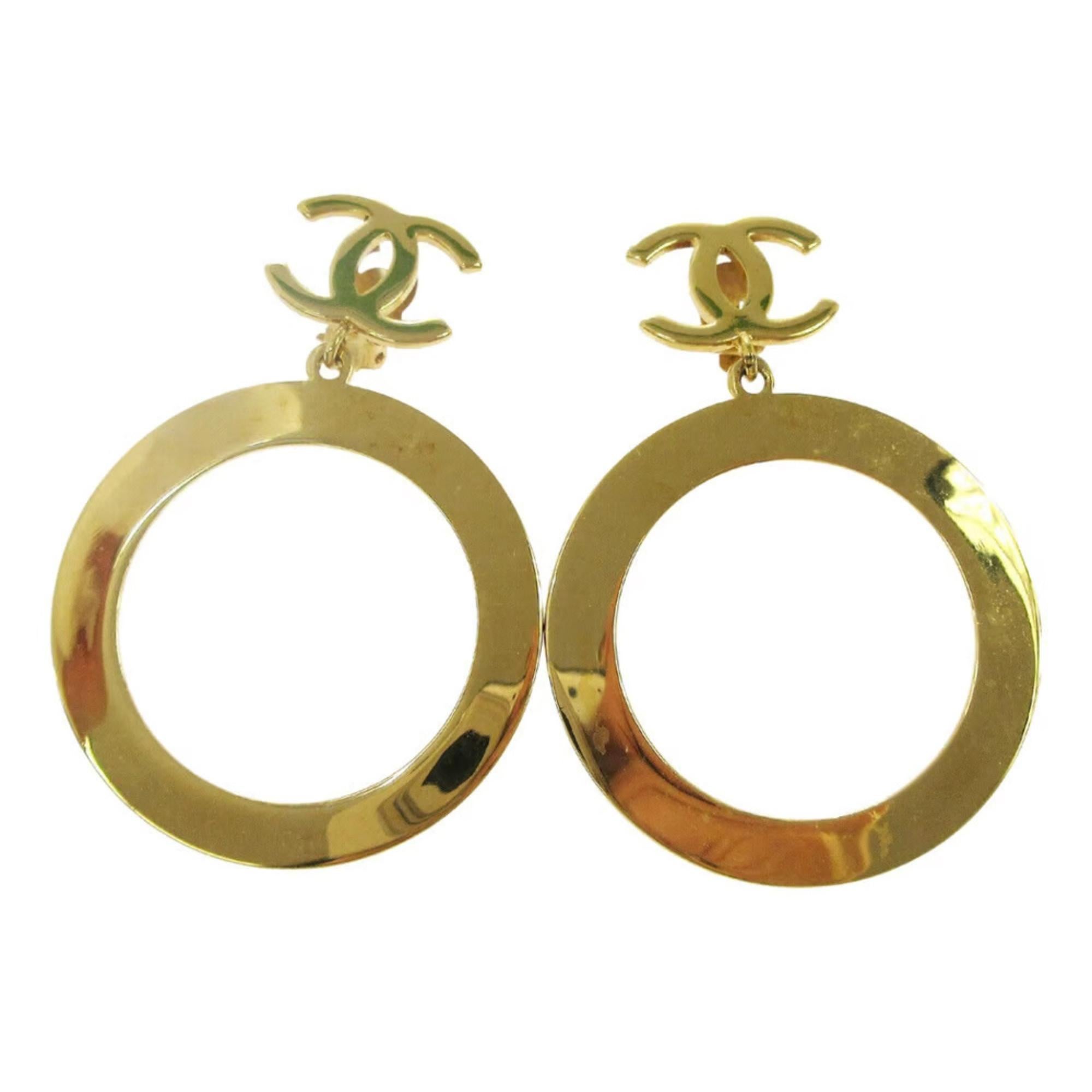 This is an authentic pair of Chanel CC hoop clip on earrings in gold tone. These chic earrings feature large gold hoops suspended from a classic CC logo. 

Color: Gold
Material: Metal
Marks: Chanel logo on backside
Clasp Style: Clip on