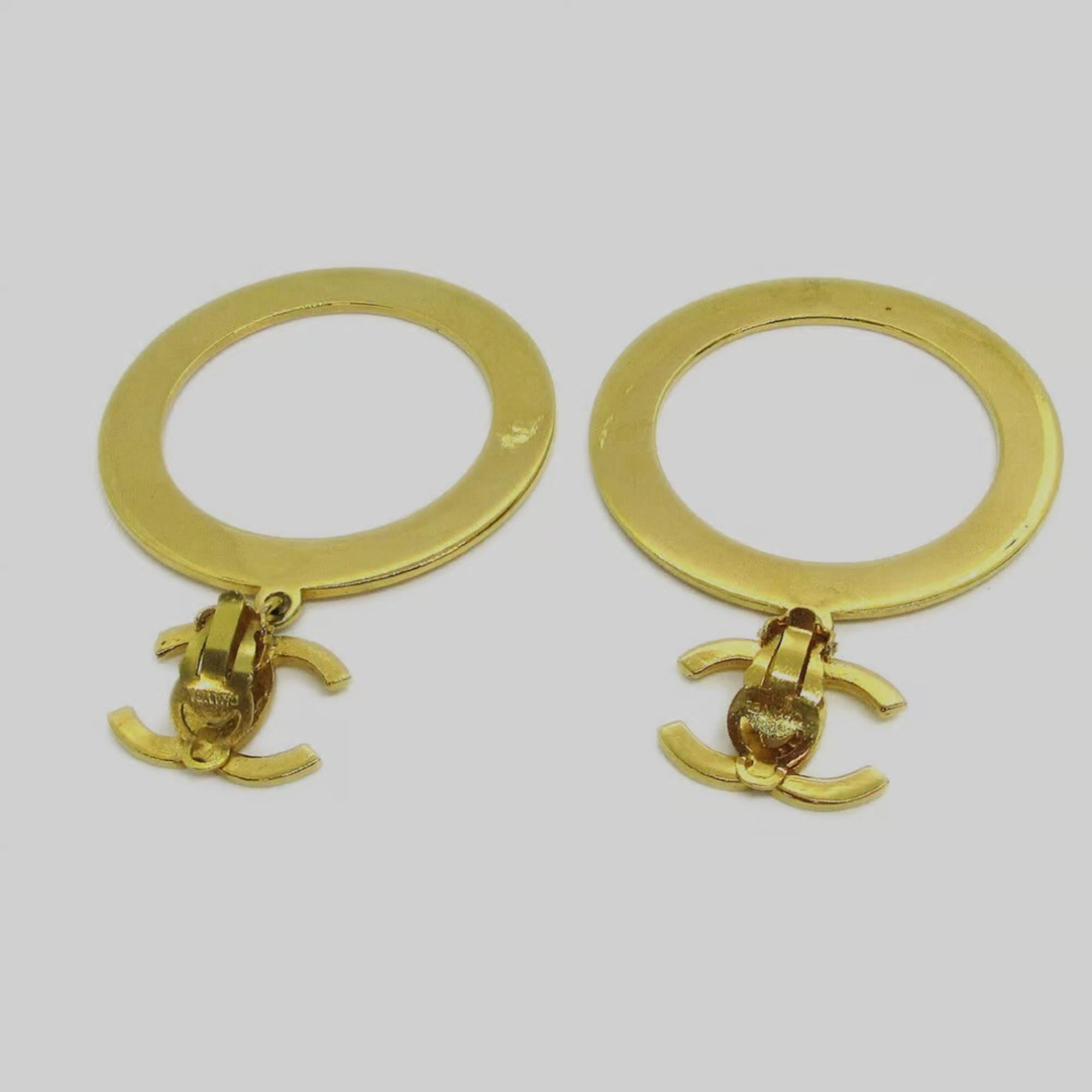 Women's or Men's Chanel Vintage Gold Hoop CC Drop Earrings For Sale