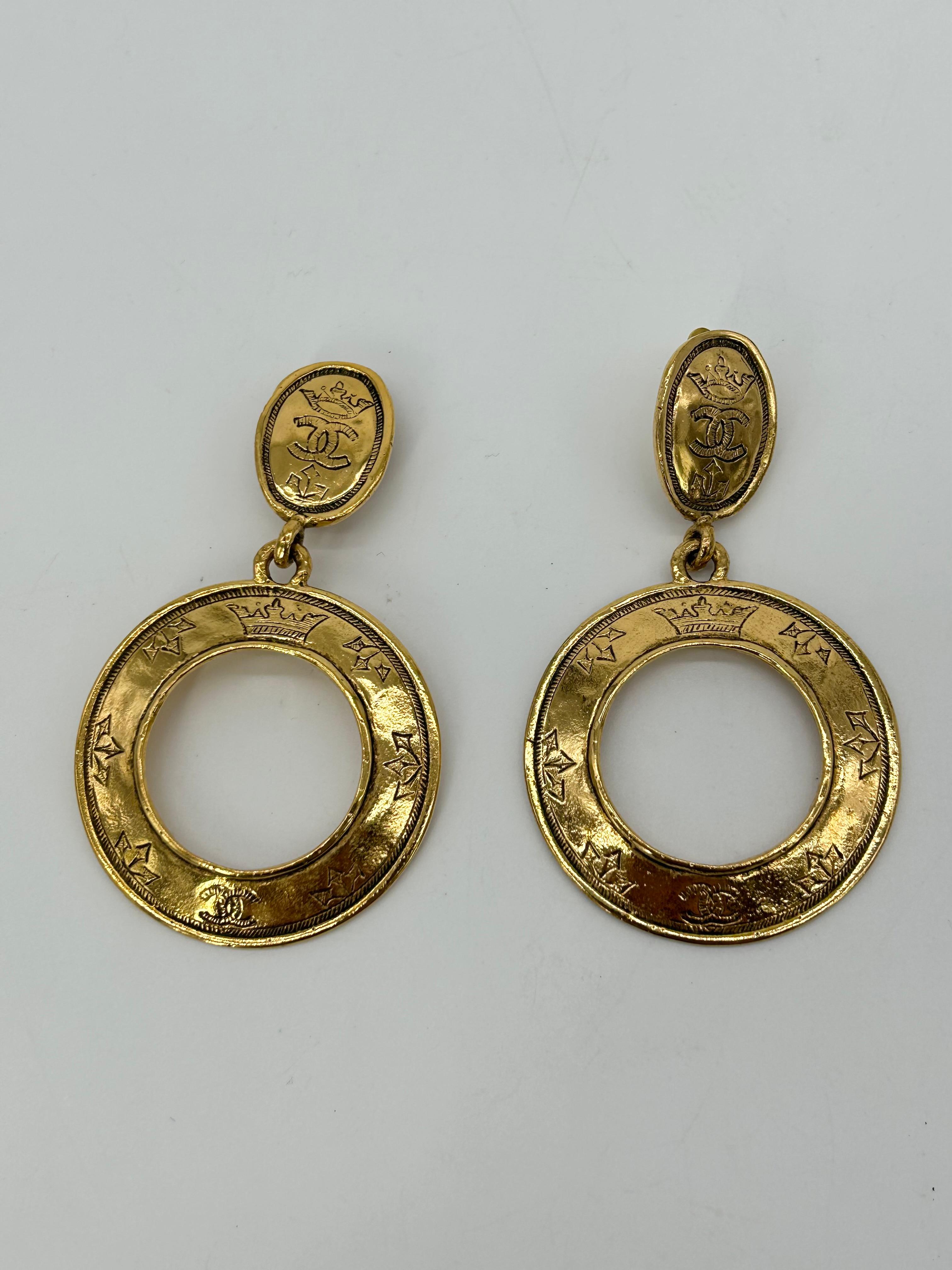 Chanel Vintage Gold Hoop Earrings  In Excellent Condition For Sale In Philadelphia, PA