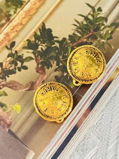 Pendientes vintage de Chanel, modelo «Iconic 31 Rue Cambon Paris», con botones redondos en relieve dorados