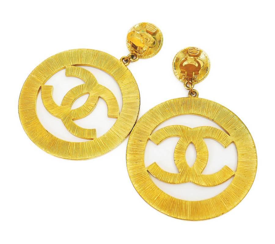 Chanel Vintage Gold Jumbo Dangling Earrings  In Excellent Condition In Hiroshima City, JP