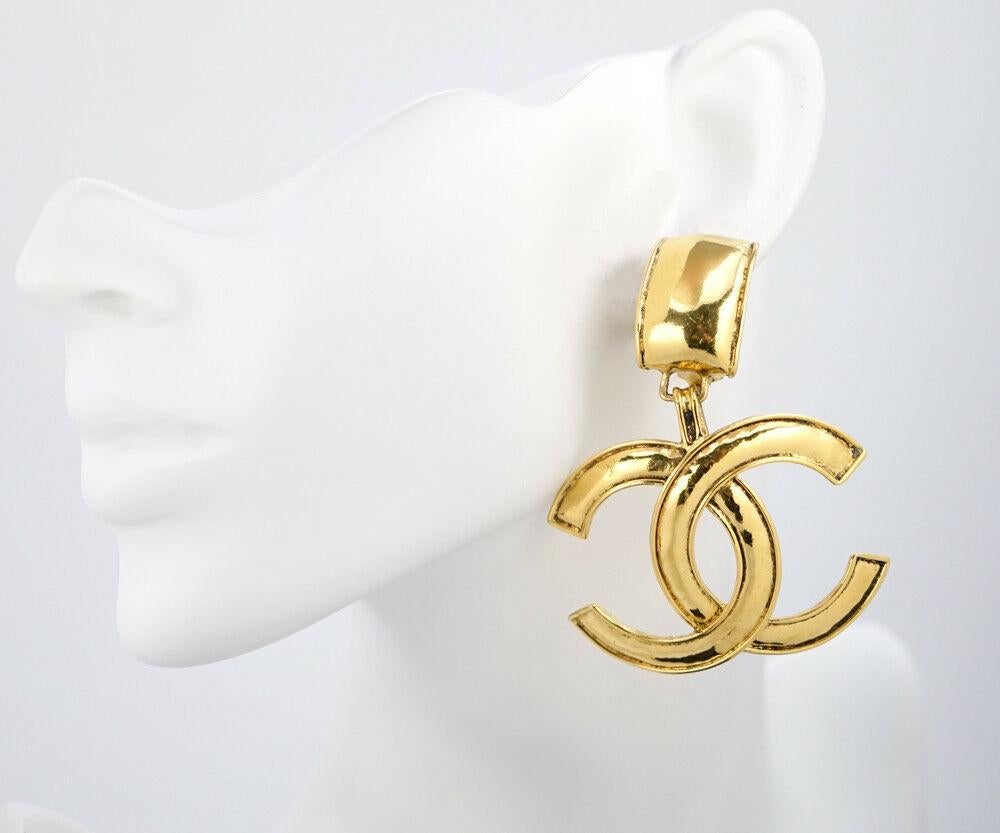Chanel Vintage Gold Large CC Logo Charm Clip On Evening  Earrings in Box 

Metal
Gold tone
Clip on closure
Made in France
Width 2