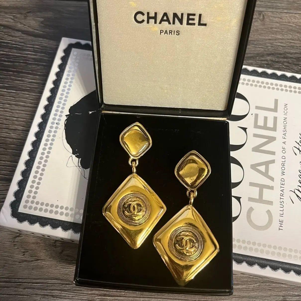 DETAILS:
Hallmark: Oval tag CHANEL
Made in France
Gold Plated
The earrings are  in good condition showing minimal wear
Comes with box

IMPORTANT INFORMATION:
This item is a pre-owned vintage piece and may show signs of wear consistent with its age.