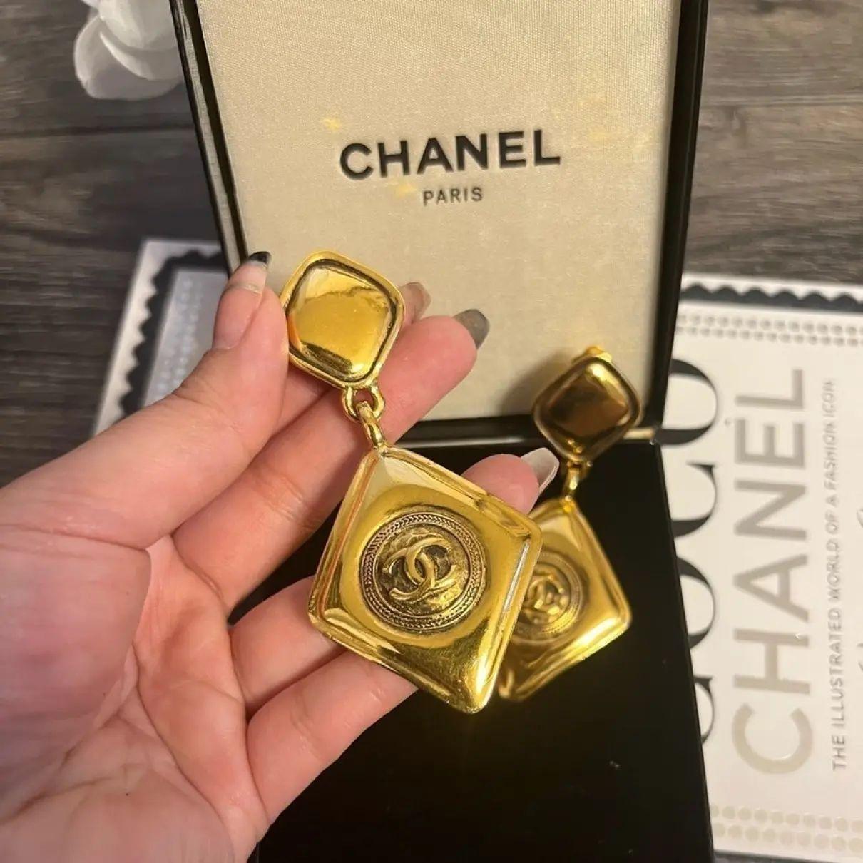 Chanel Vintage Gold Large Diamond CC Logo Drop Clip On Earrings, circa 1980s In Good Condition For Sale In Bellevue, WA