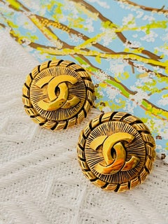 Chanel Vintage Gold – Große, strukturierte „Sunburst“-Ohrringe mit radialer Spirale und rundem „CC Coco“-Motiv