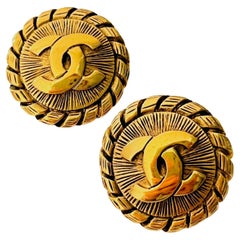 Chanel Vintage Gold – Große, strukturierte „Sunburst“-Ohrringe mit radialer Spirale und rundem „CC Coco“-Motiv