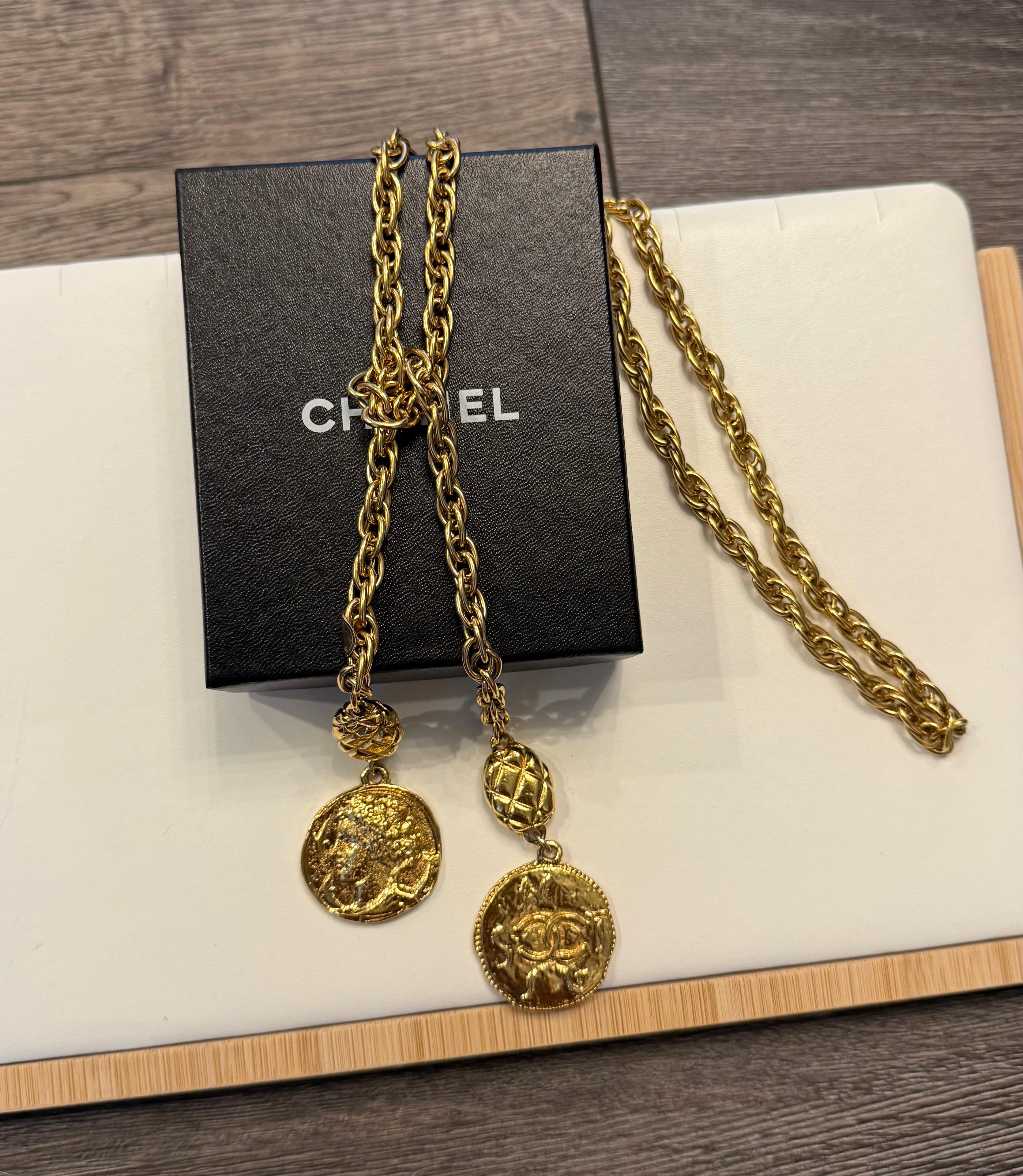 Stunning CHANEL lariat necklace with intricate gold CC medallions

DETAILS:
Hallmark: Oval tag CHANEL
Made in France
Gold Plated
The necklace is in good condition showing minimal wear
Measurements approx. 36 inches chain length
Comes with