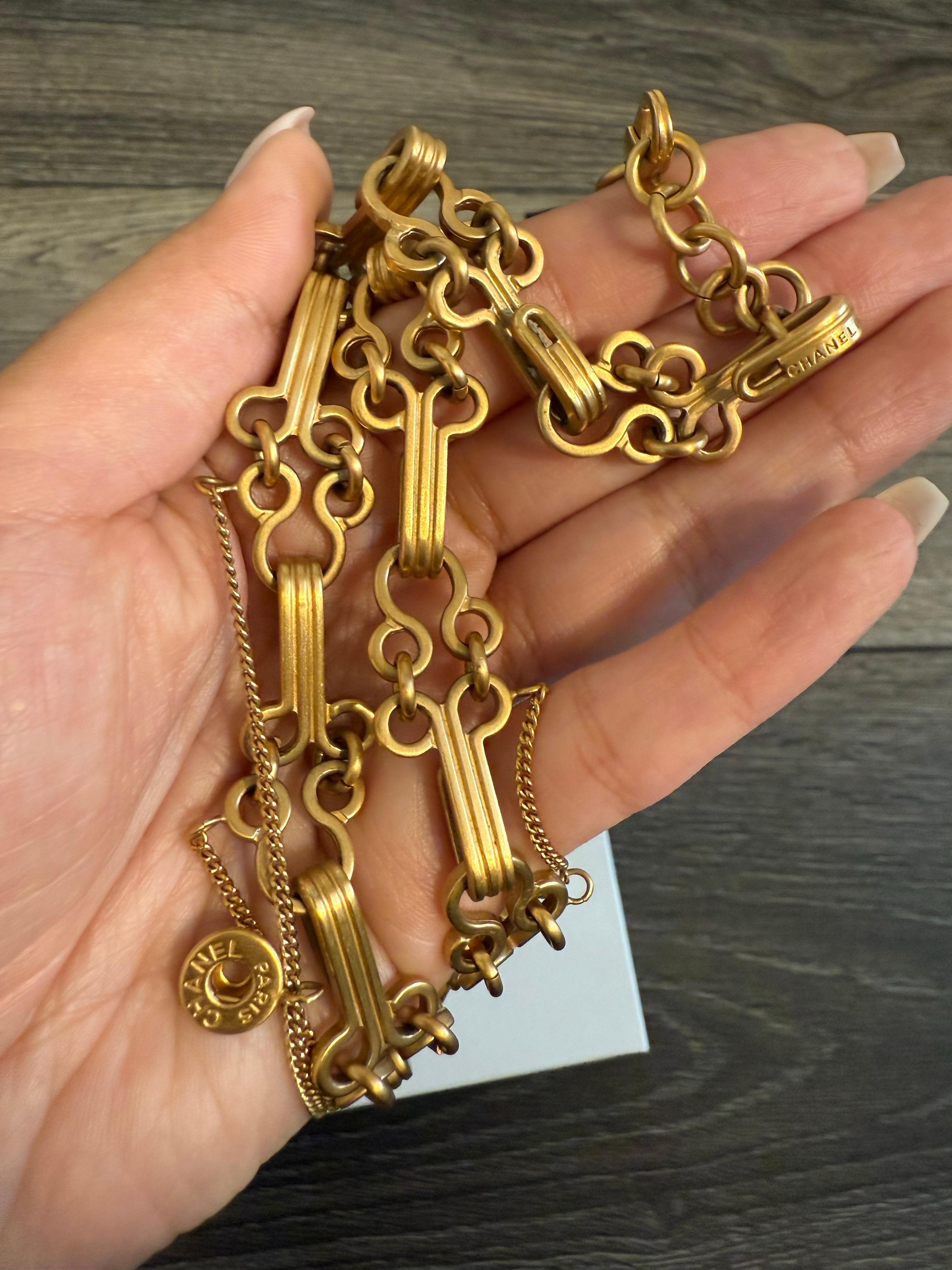 CHANEL Collar con Enganche CC de Oro Vintage en Capas en venta 8