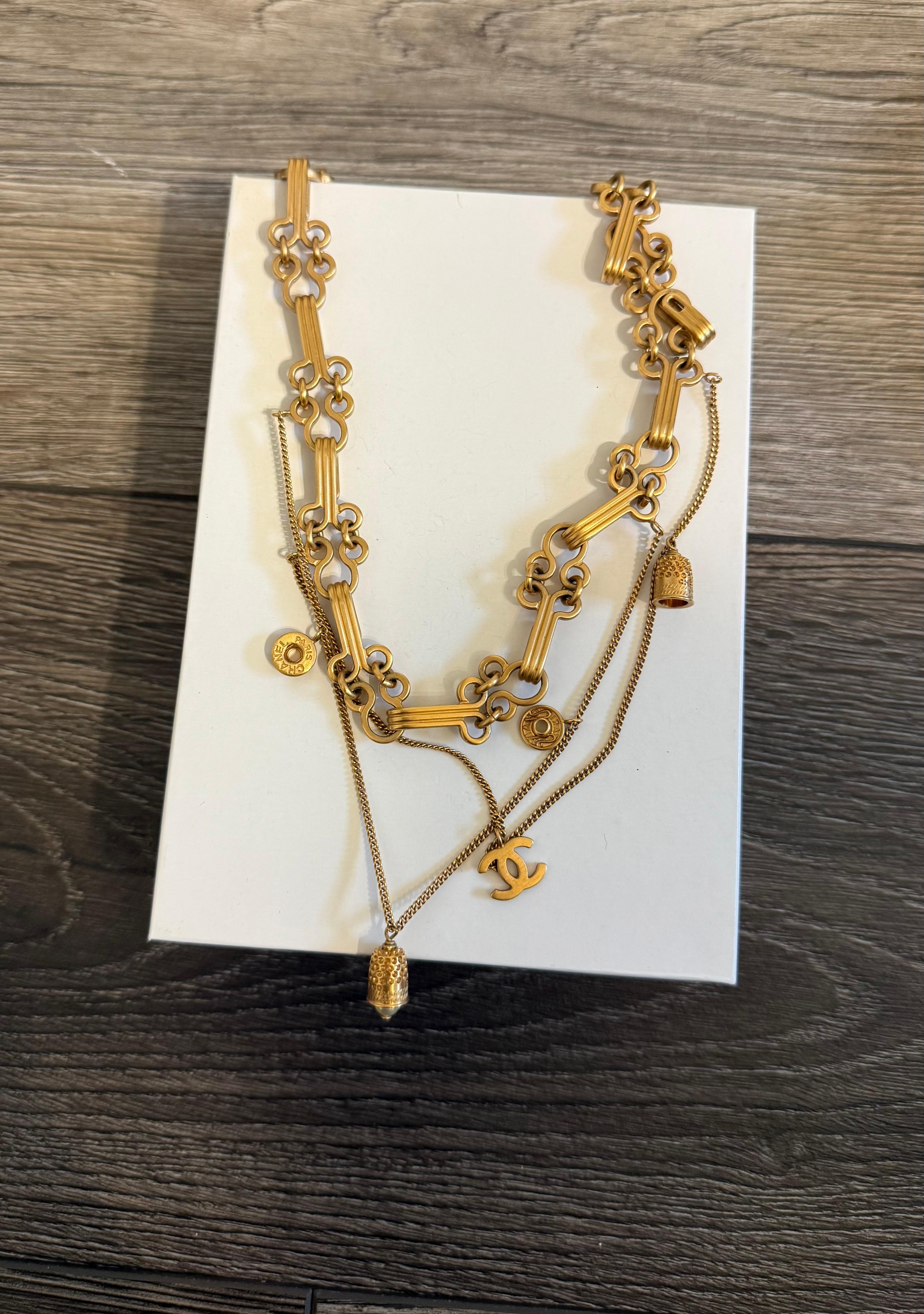 CHANEL Collar con Enganche CC de Oro Vintage en Capas en venta 3