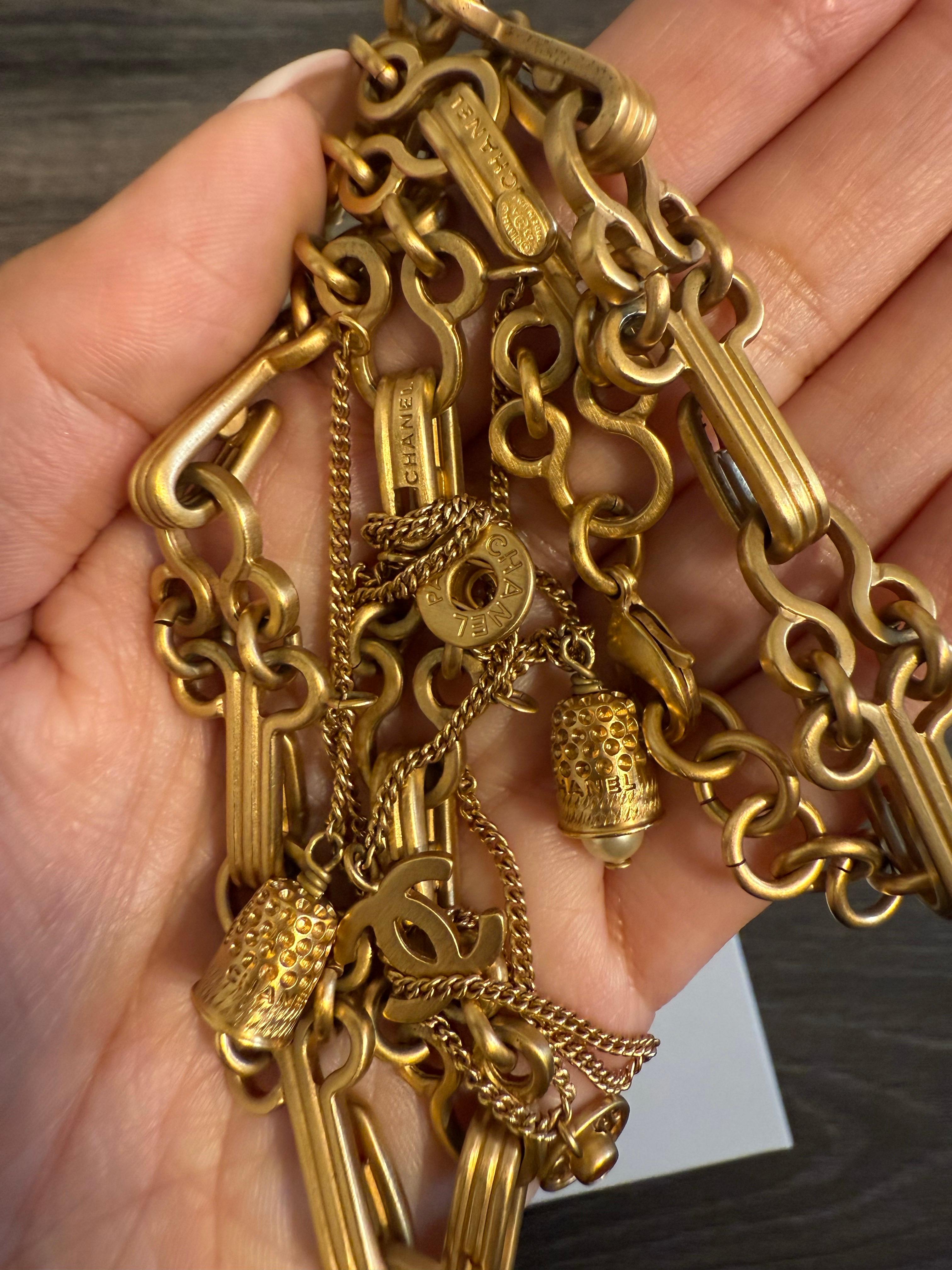 CHANEL Collar con Enganche CC de Oro Vintage en Capas en venta 4