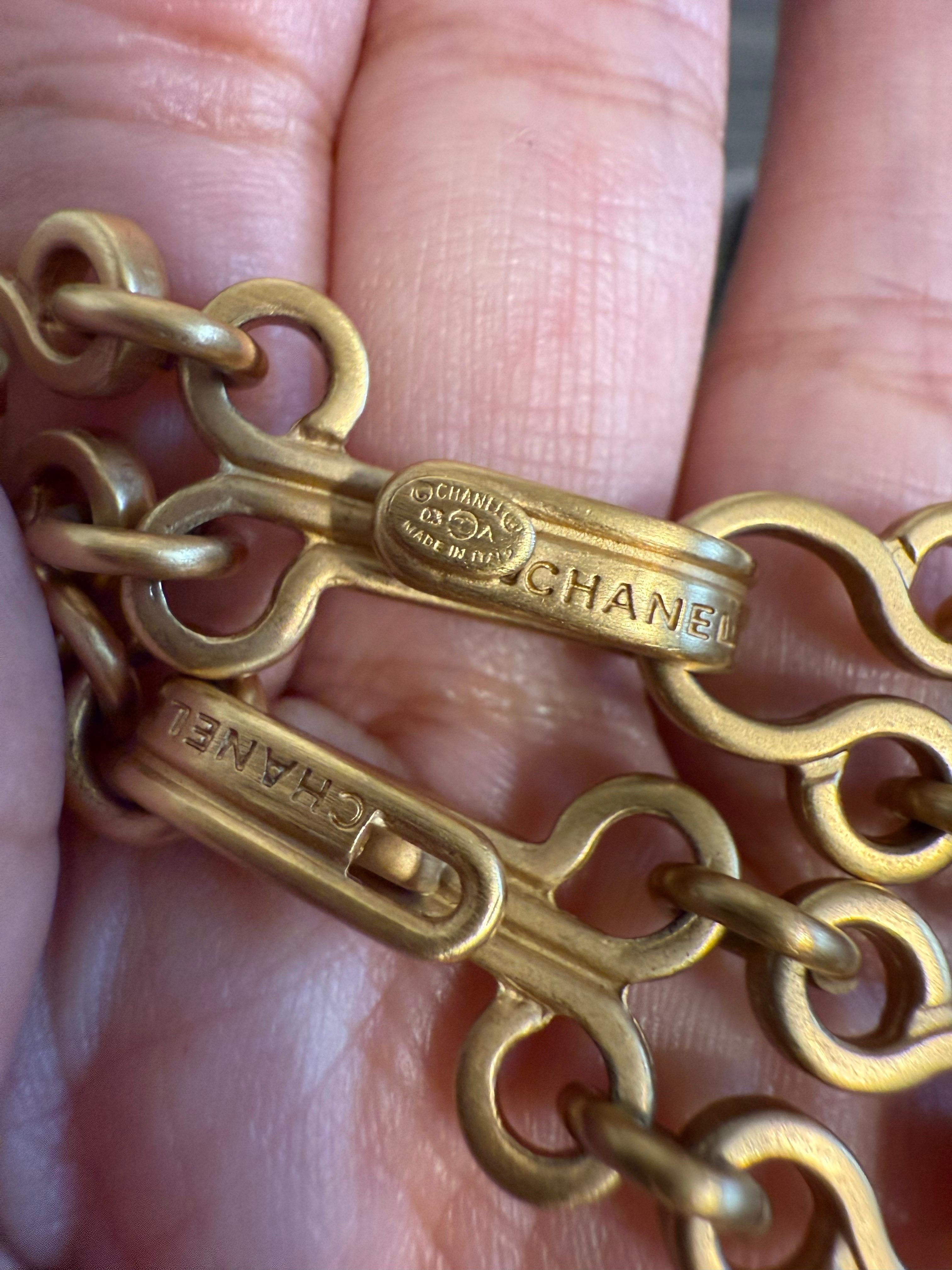 CHANEL Collar con Enganche CC de Oro Vintage en Capas en venta 5