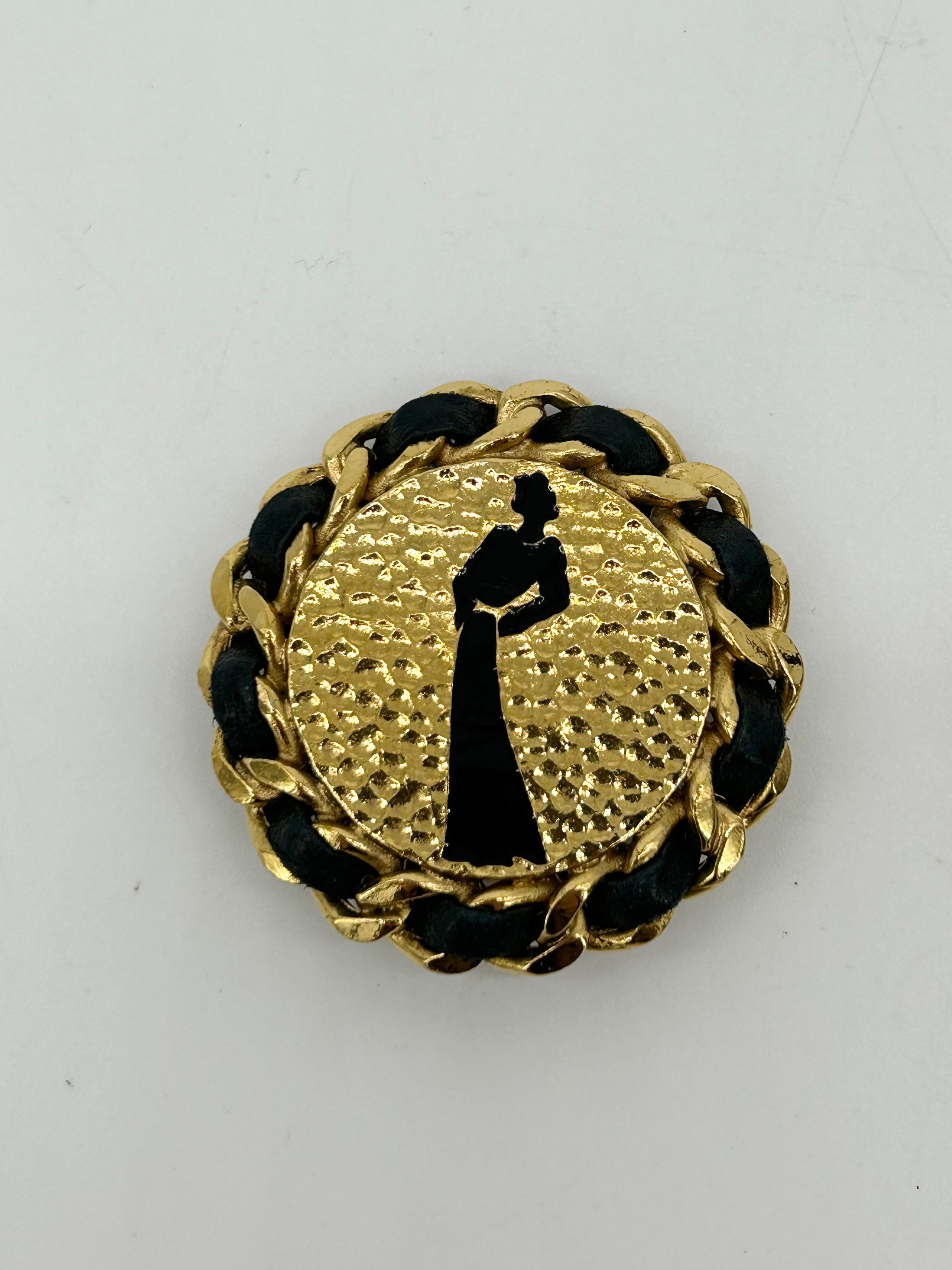 Chanel Vintage Gold Lederkette Runde Ohrringe im Zustand „Hervorragend“ im Angebot in Philadelphia, PA
