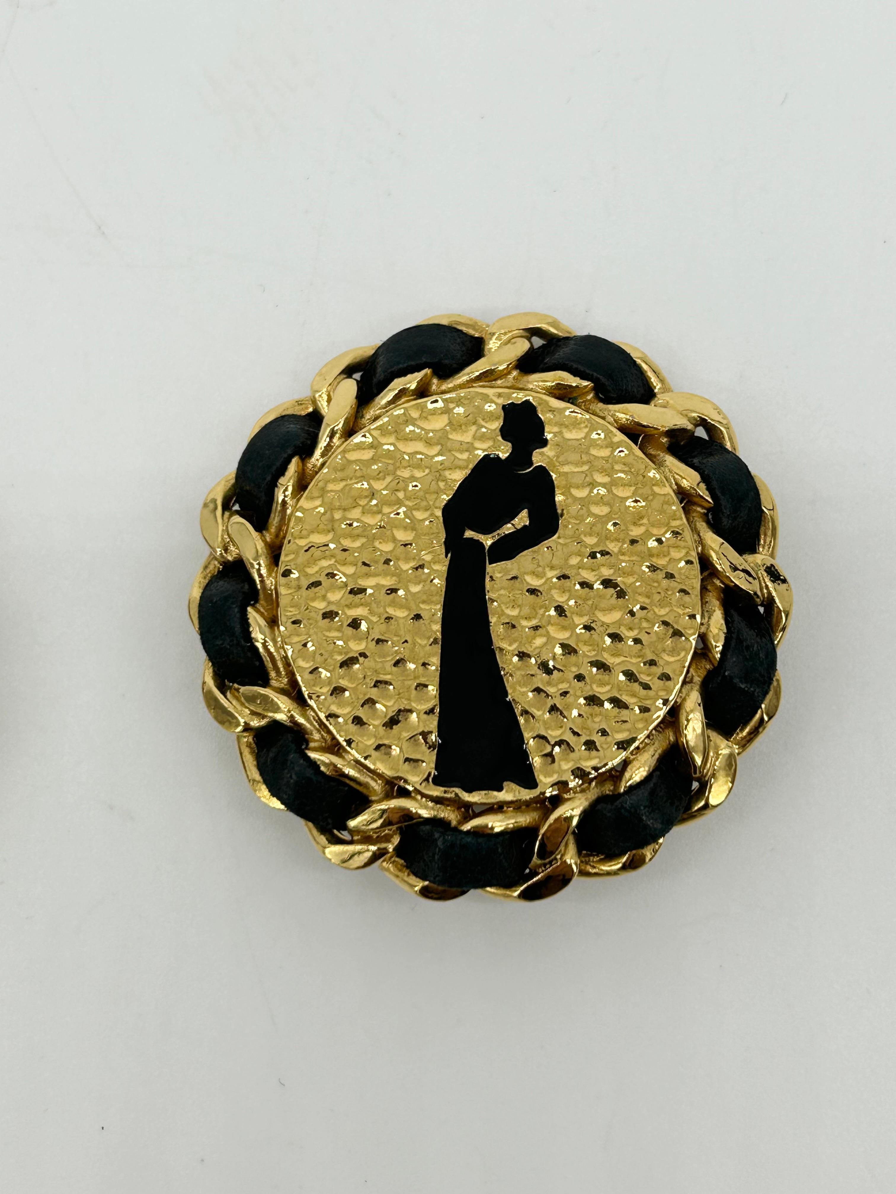 Chanel Vintage Gold Lederkette Runde Ohrringe Damen im Angebot