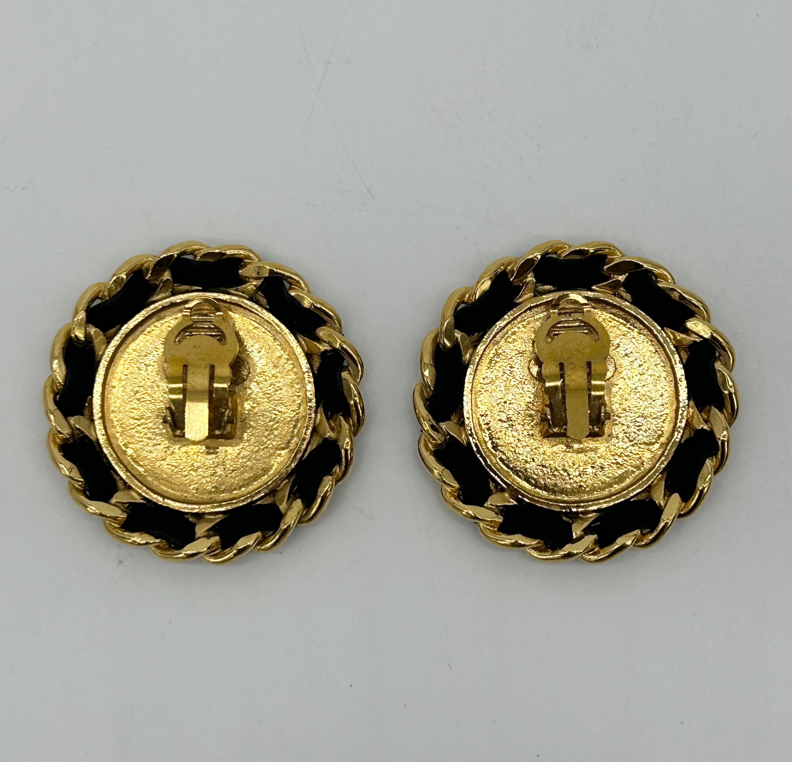 Chanel Vintage Gold Lederkette Runde Ohrringe im Angebot 1