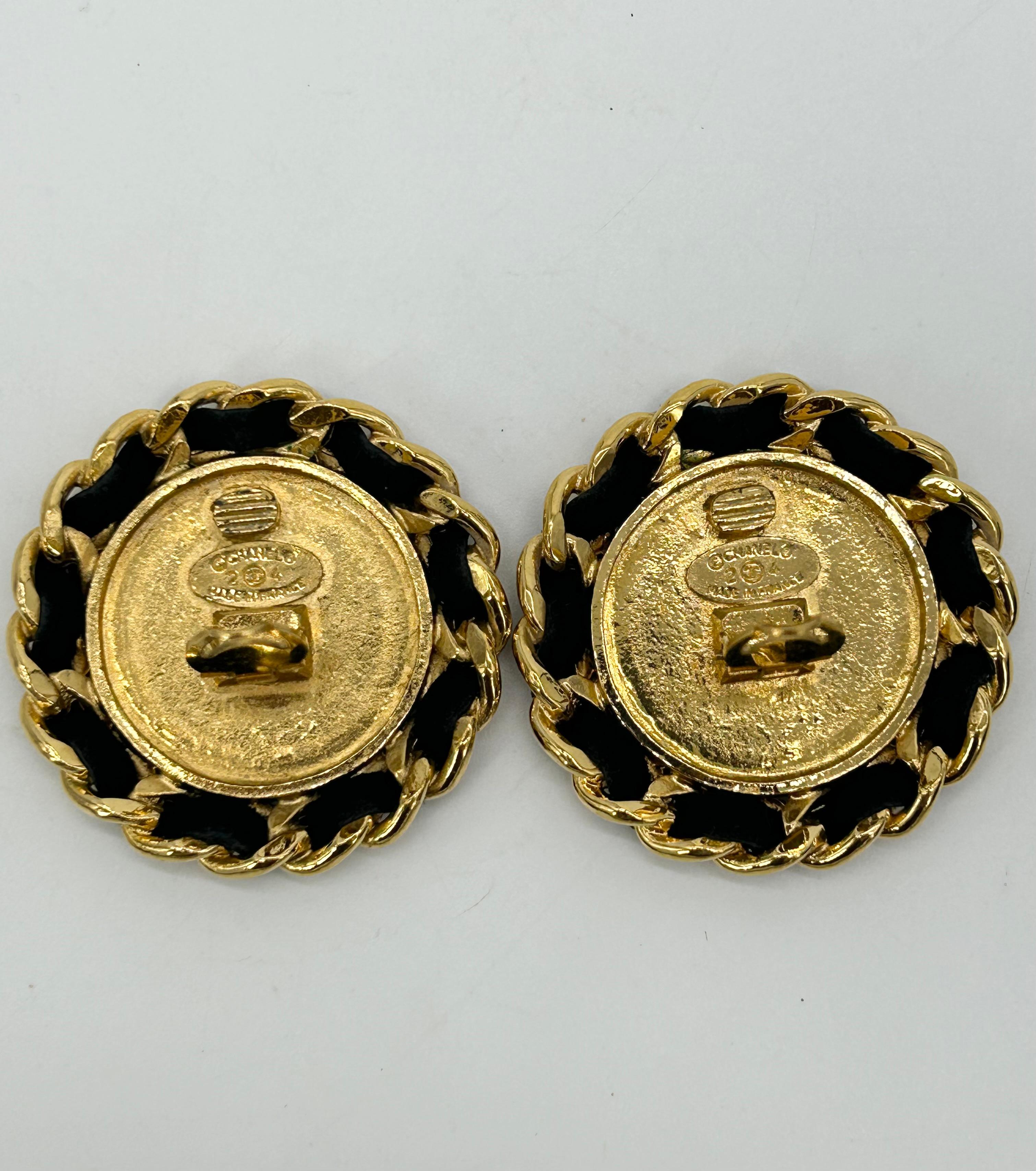 Chanel Vintage Gold Lederkette Runde Ohrringe im Angebot 2