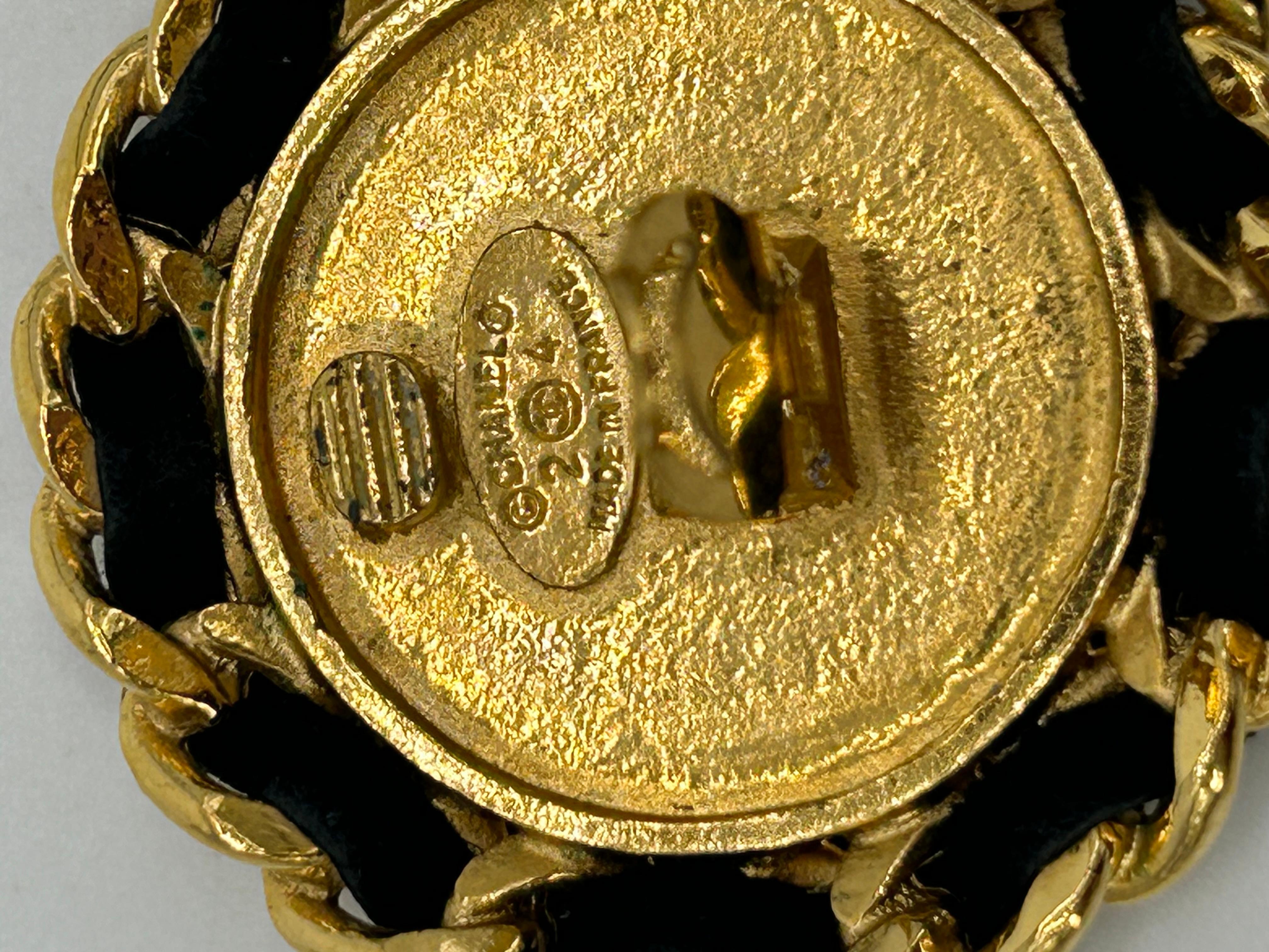 Chanel Vintage Gold Lederkette Runde Ohrringe im Angebot 3