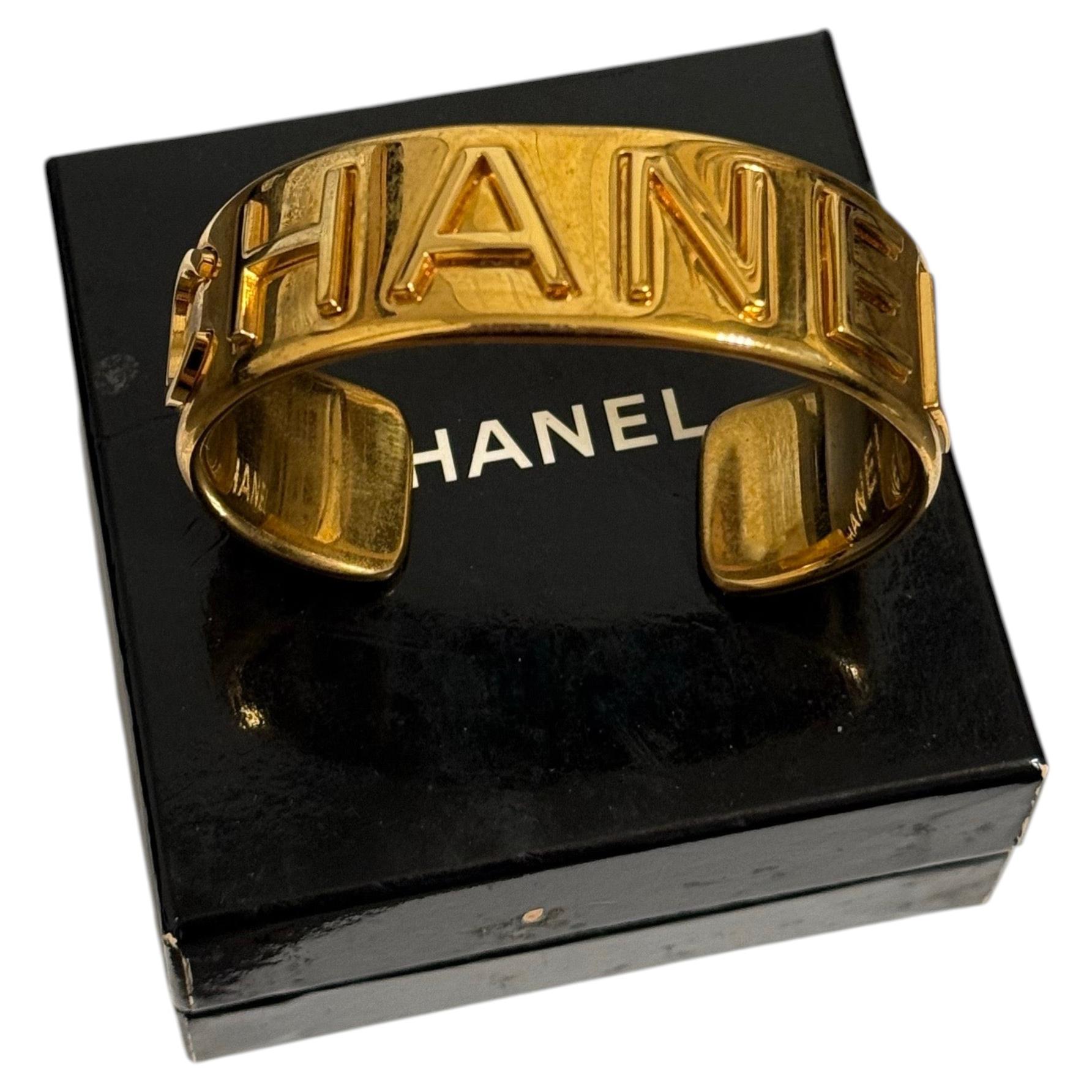 Braccialetto Chanel Vintage By con lettere in oro