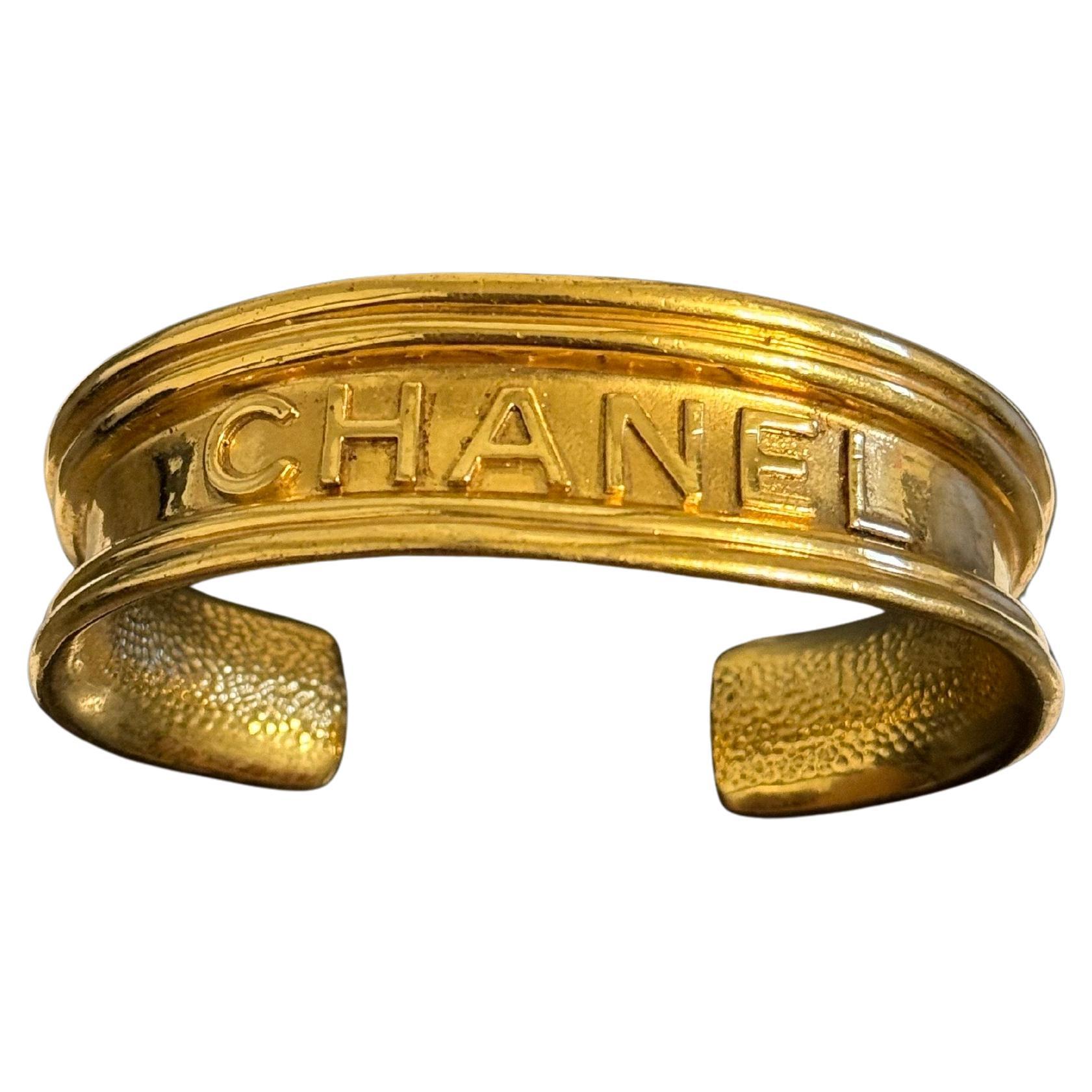 Bracciale vintage Chanel con lettere in oro, 1996