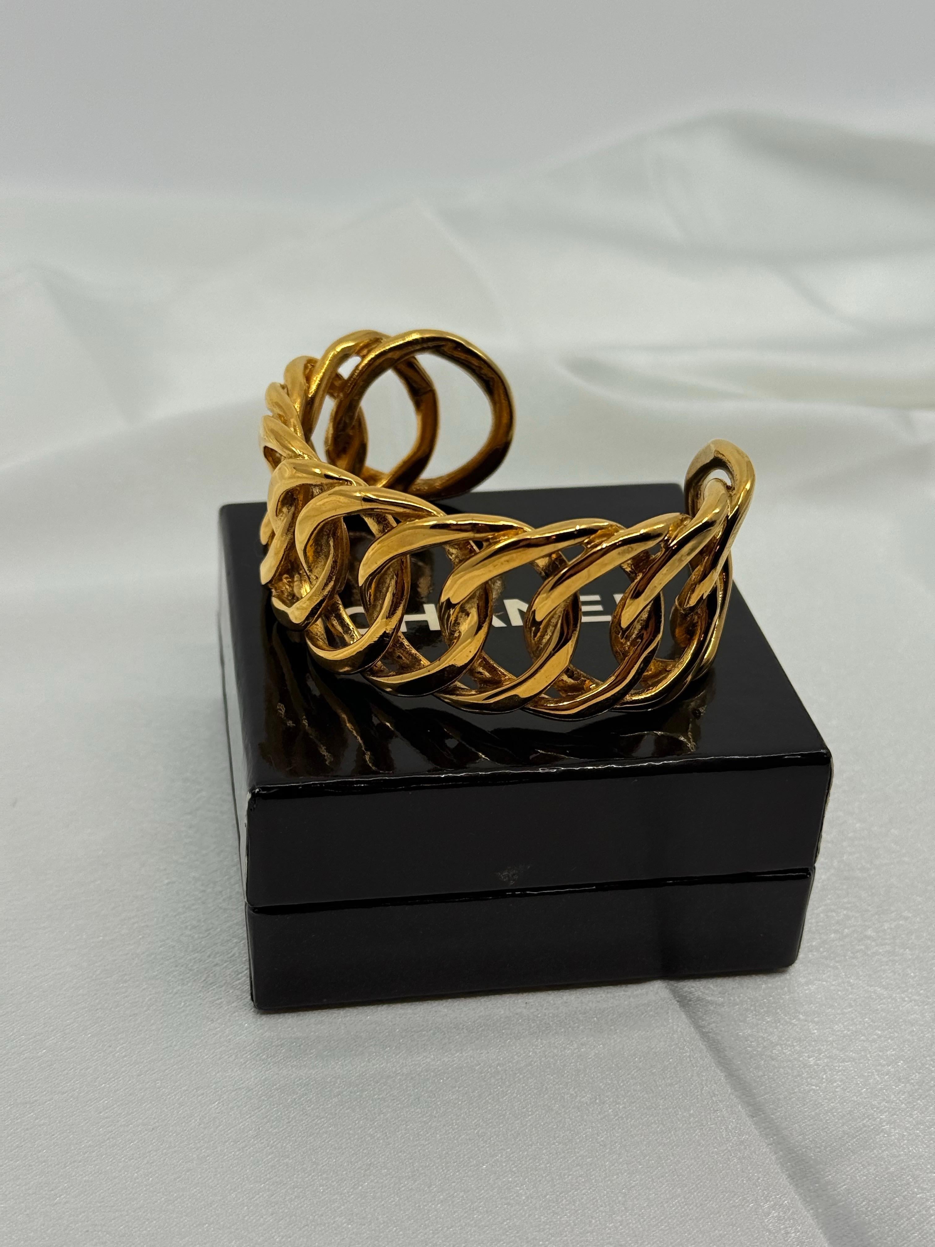 CHANEL Pulsera brazalete de eslabones de oro vintage en venta 6