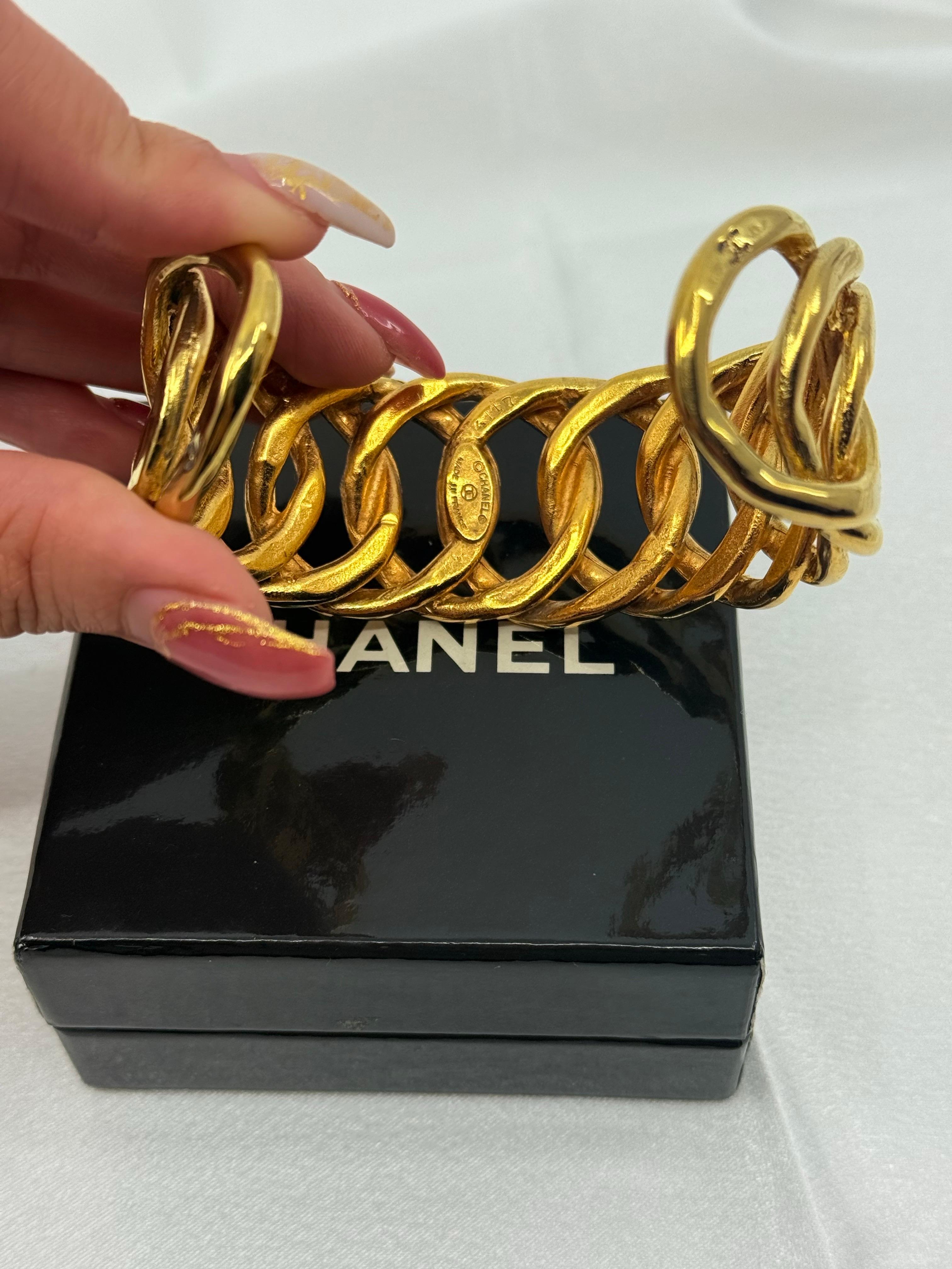 CHANEL Pulsera brazalete de eslabones de oro vintage en venta 7