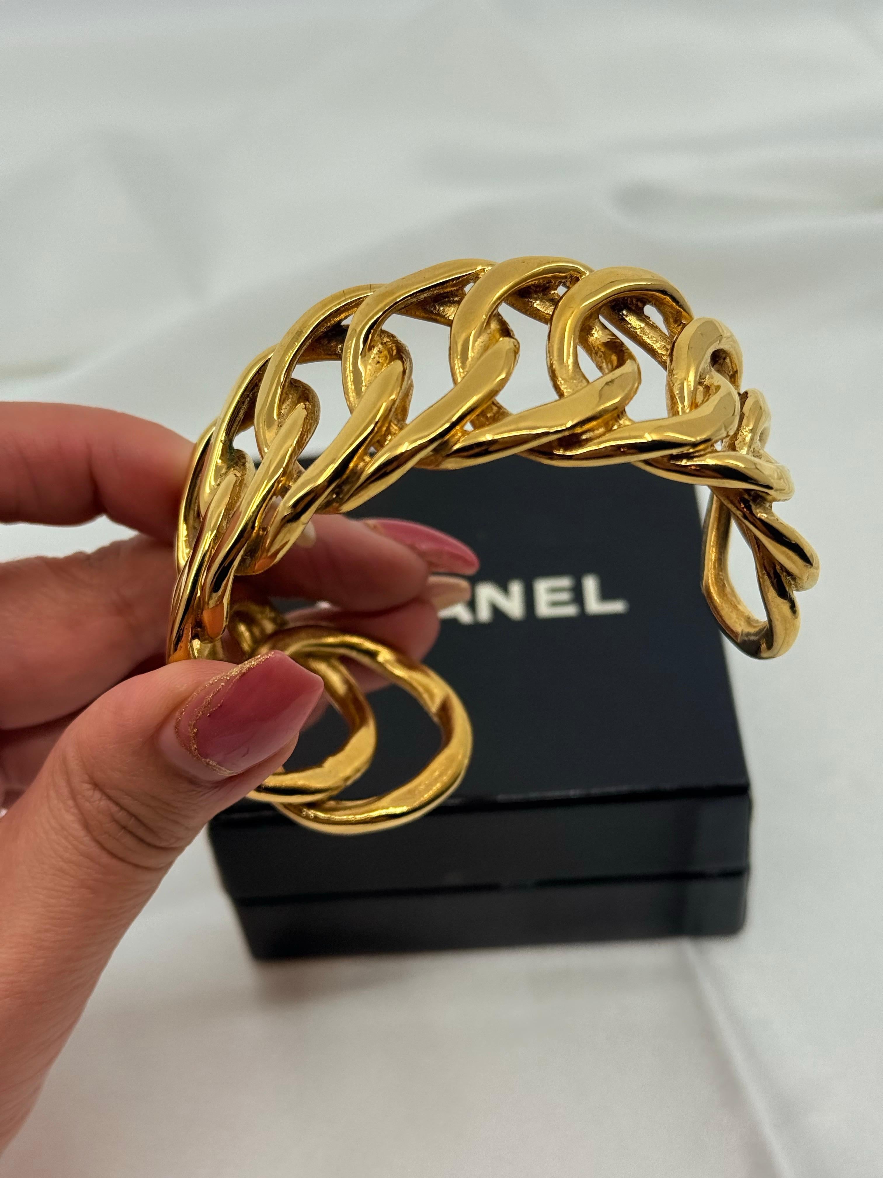 CHANEL Pulsera brazalete de eslabones de oro vintage en venta 8
