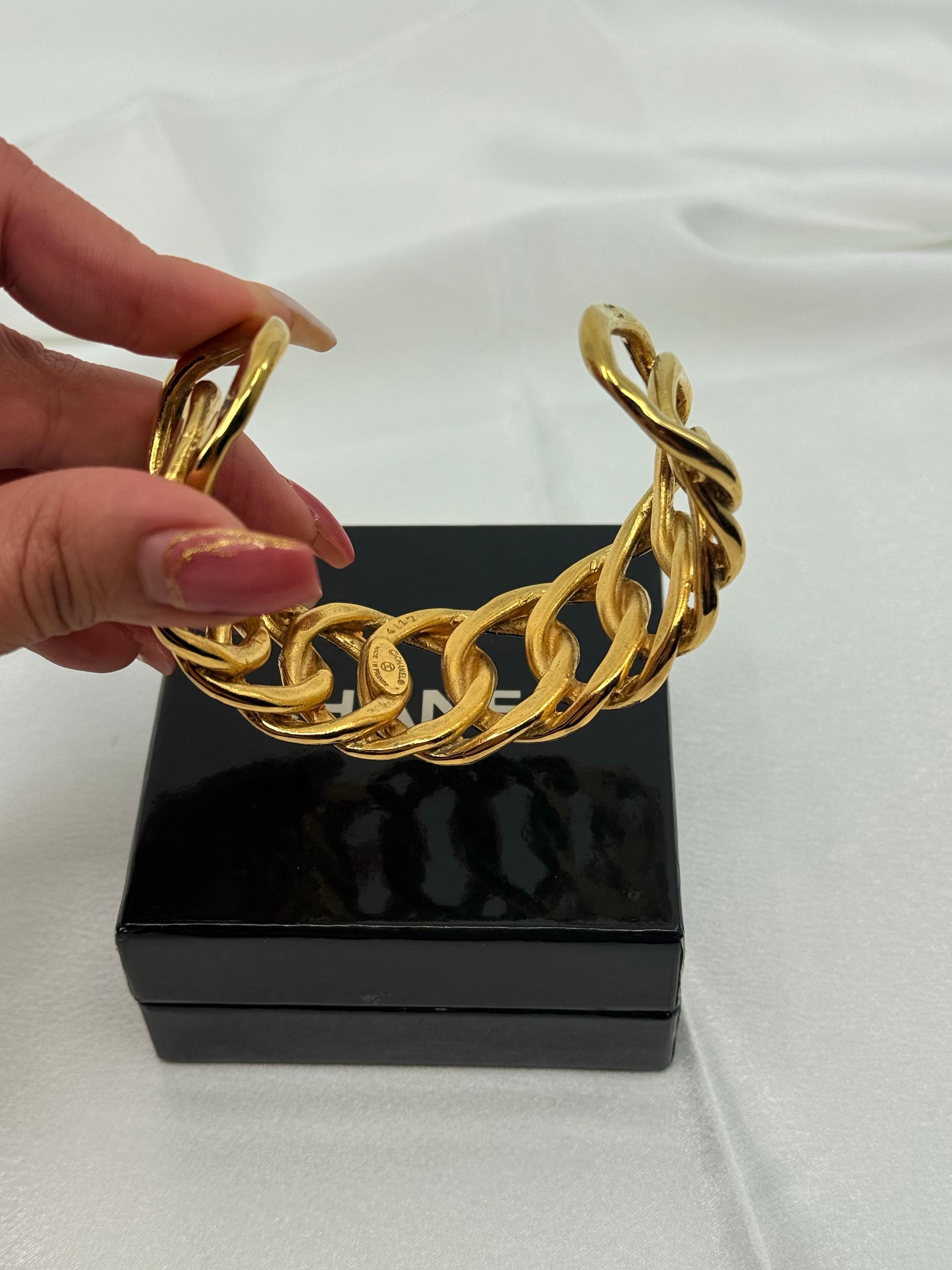 CHANEL Pulsera brazalete de eslabones de oro vintage en venta 9