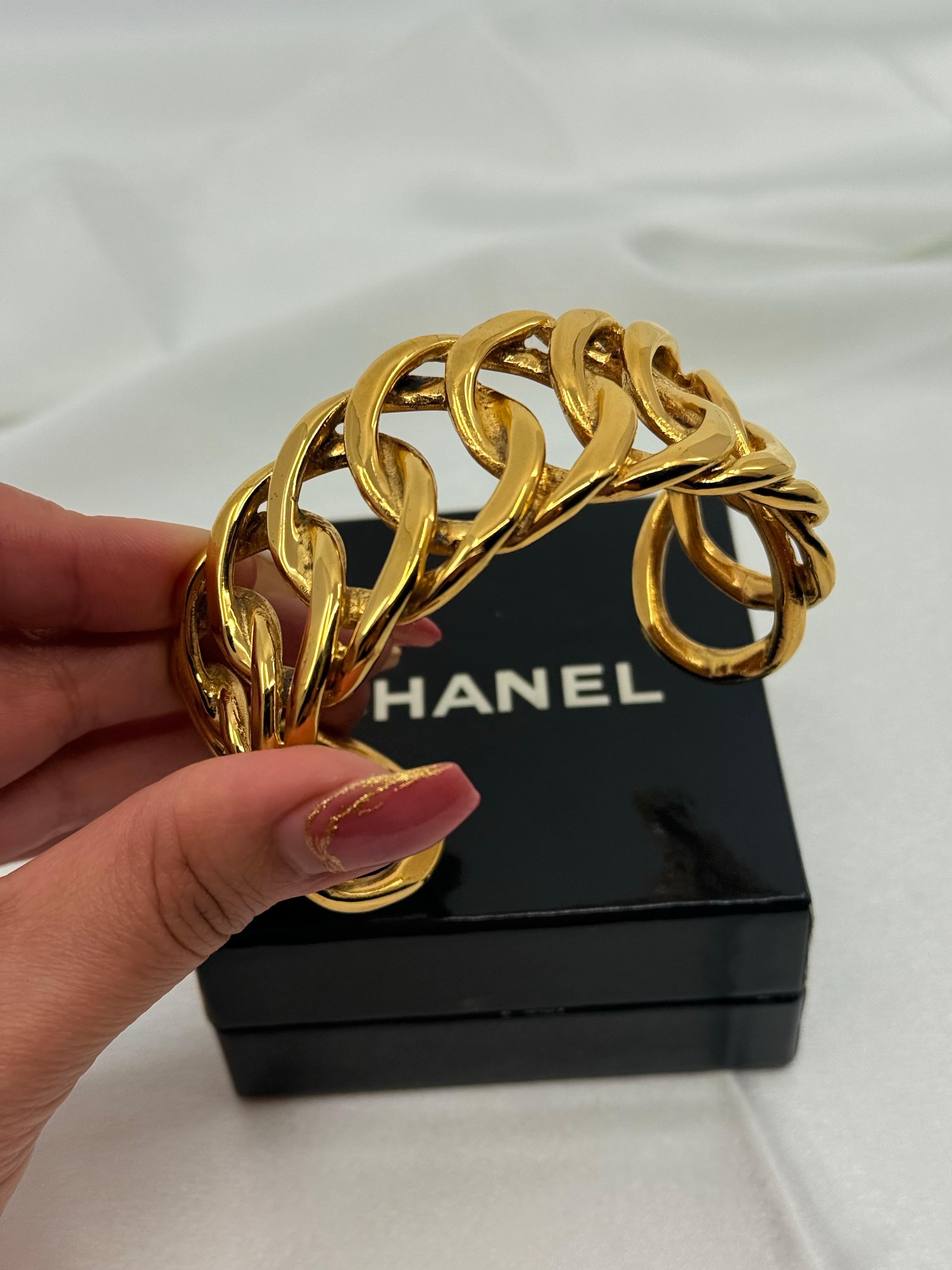 CHANEL Pulsera brazalete de eslabones de oro vintage en venta 10