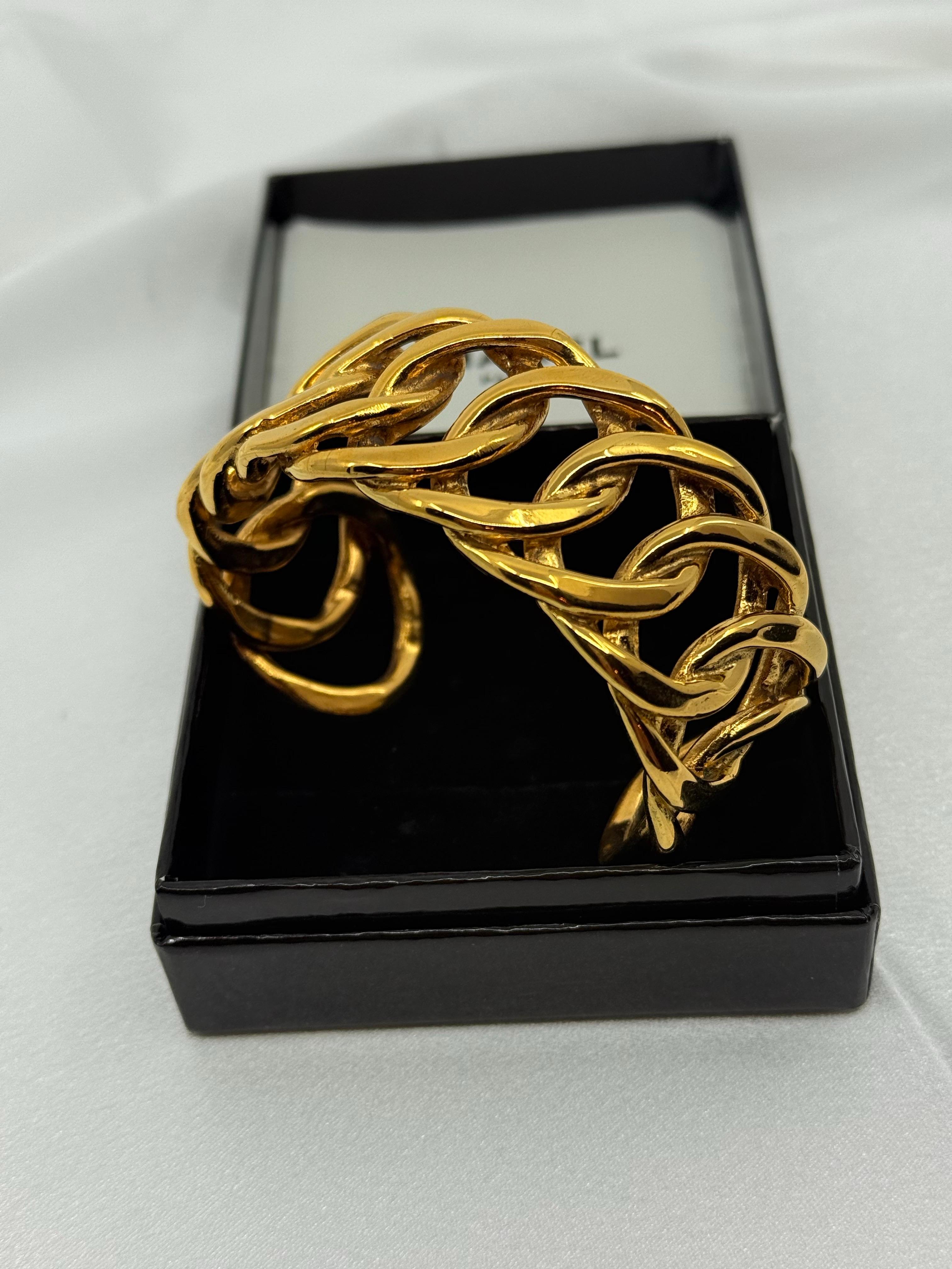 CHANEL Pulsera brazalete de eslabones de oro vintage en venta 11