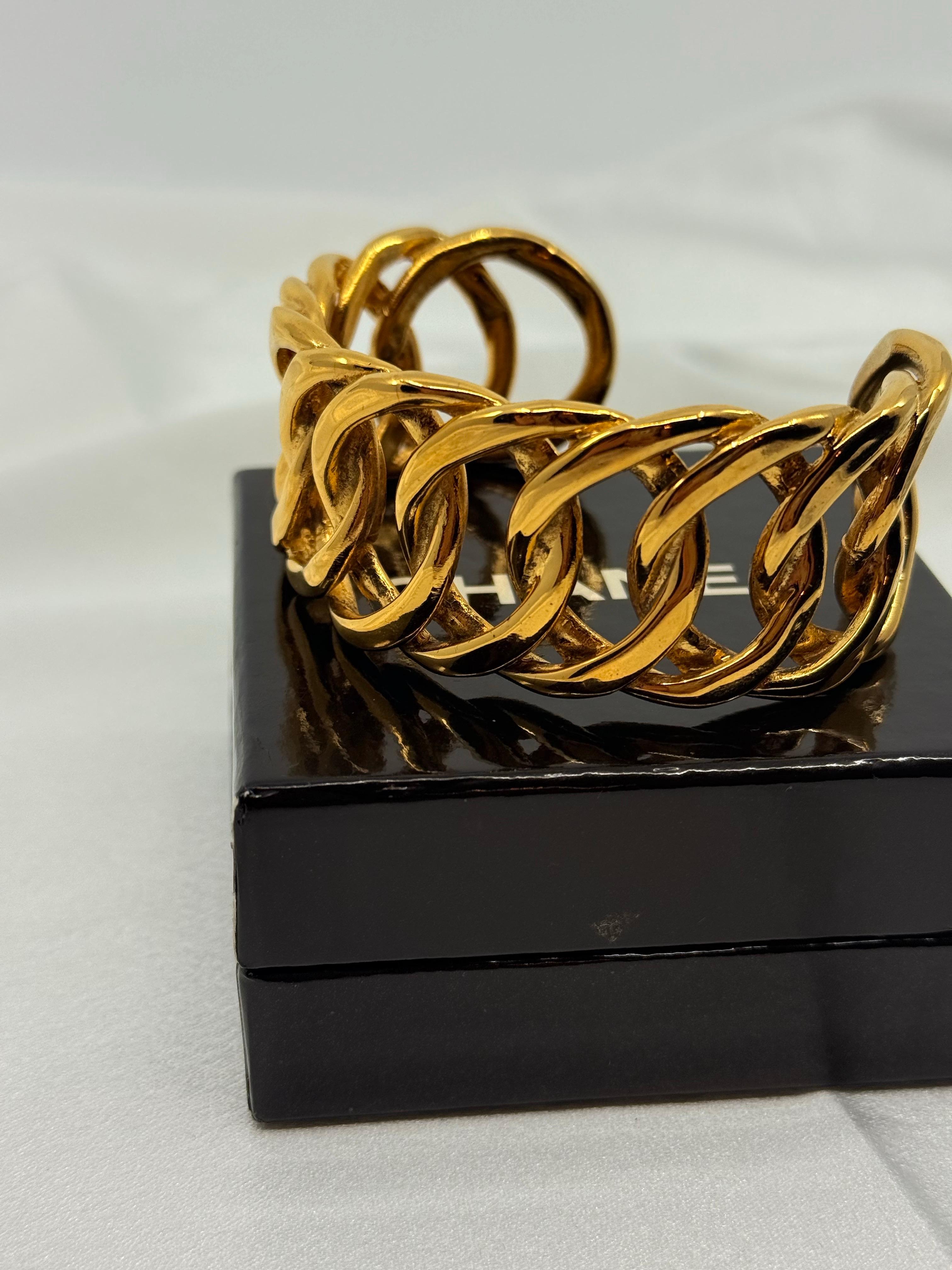CHANEL Pulsera brazalete de eslabones de oro vintage en venta 1