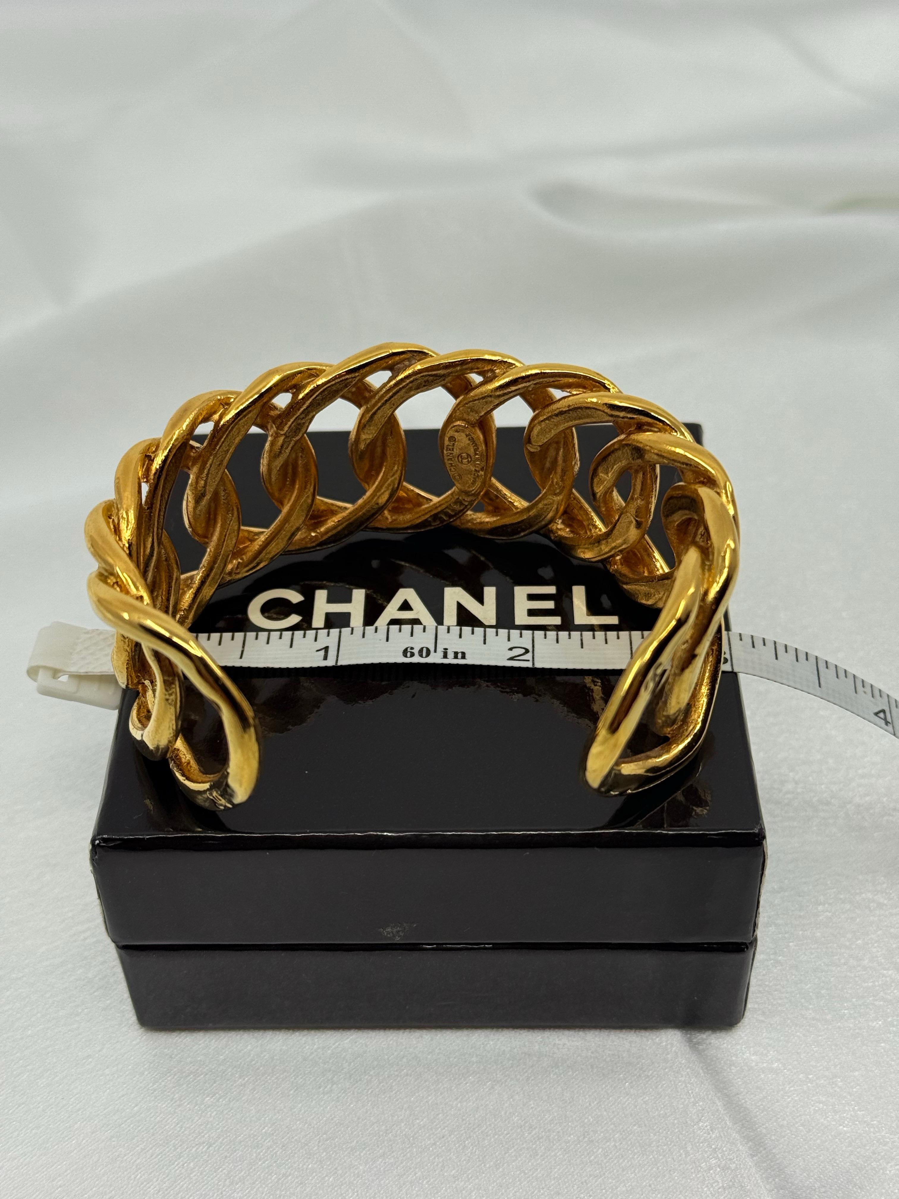 CHANEL Pulsera brazalete de eslabones de oro vintage en venta 3