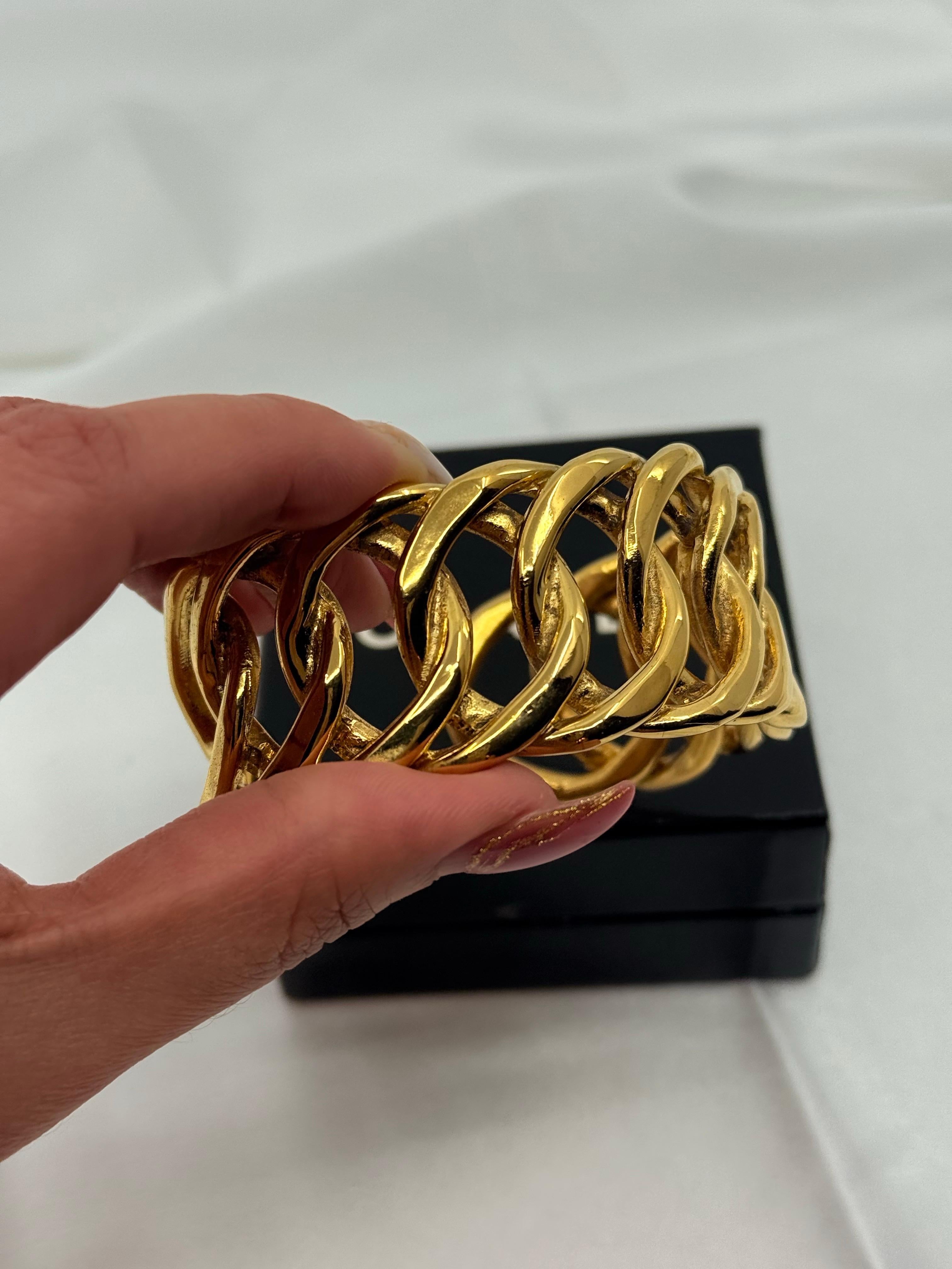 CHANEL Pulsera brazalete de eslabones de oro vintage en venta 4
