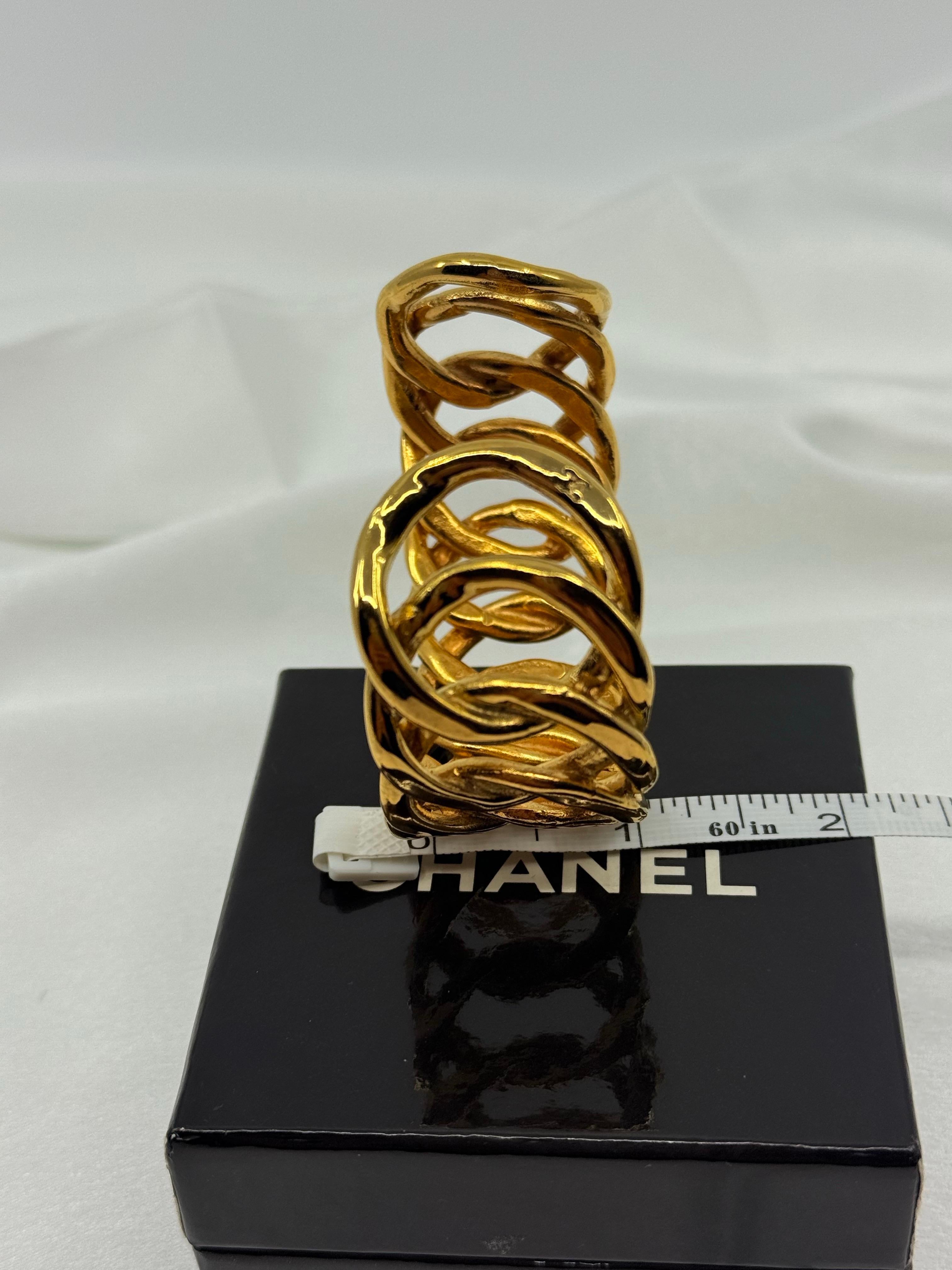 CHANEL Pulsera brazalete de eslabones de oro vintage en venta 5