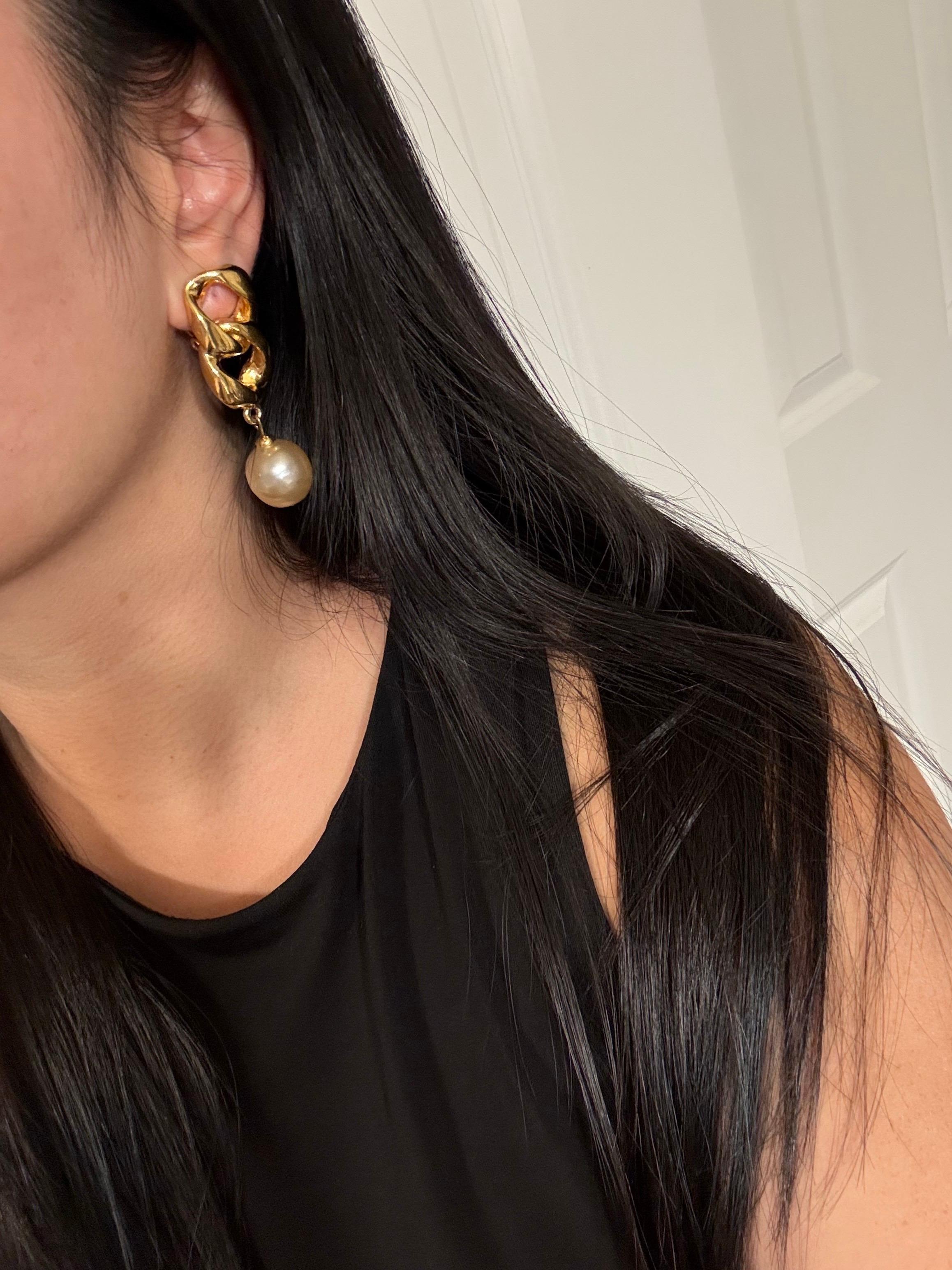 Wunderschöne Vintage Paar Chanel Gold faux Perle Tropfen Ohrringe
100% authentisch
Hergestellt in Frankreich
Collection'S 26
Vergoldet und Perlenimitat
Sehr guter Zustand insgesamt abgesehen von leichten Kratzern und Verschleiß durch Metall
Kommt