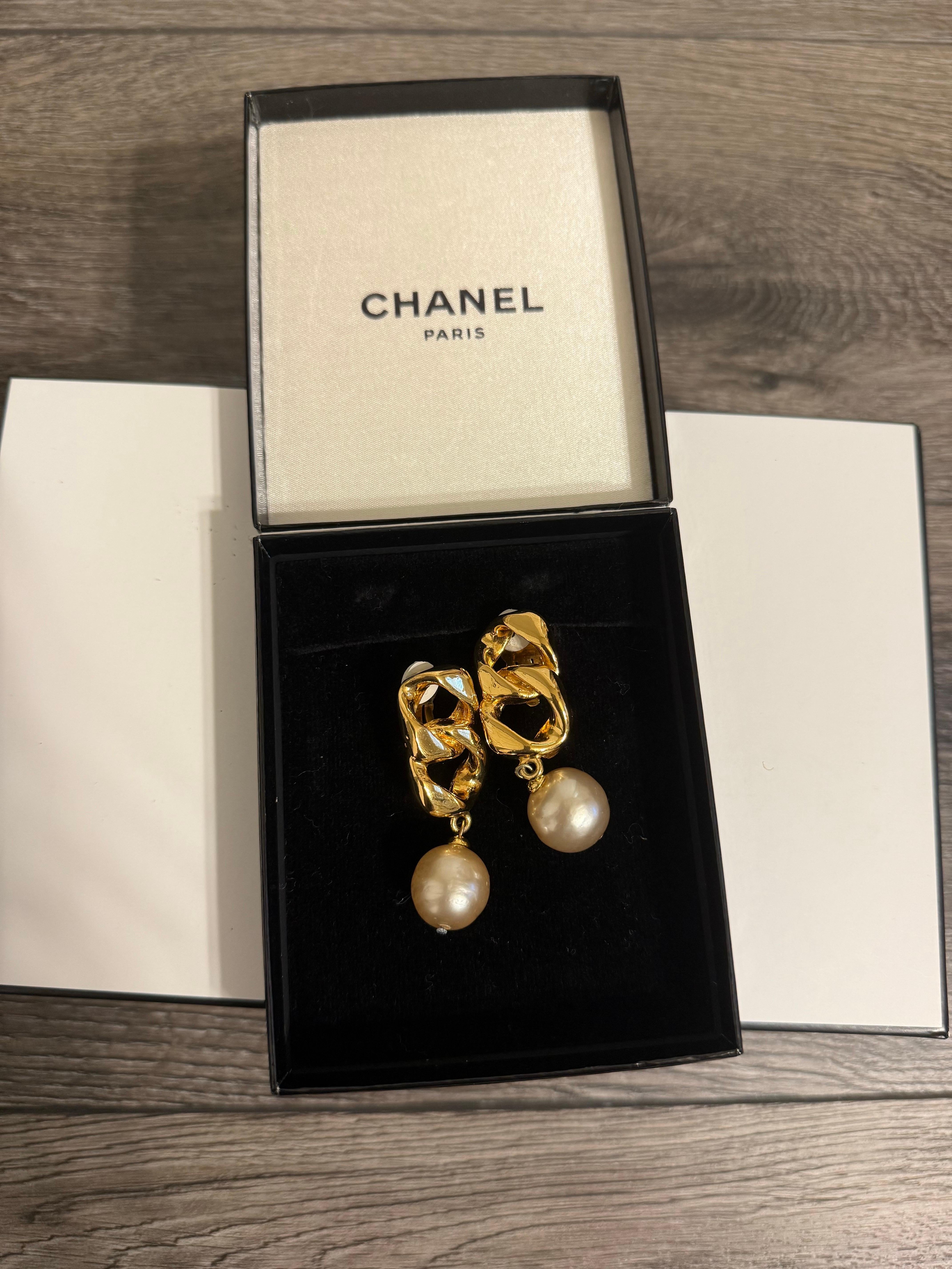 CHANEL Vintage Gold Link Faux Perle baumeln Ohrringe im Zustand „Gut“ im Angebot in Bellevue, WA