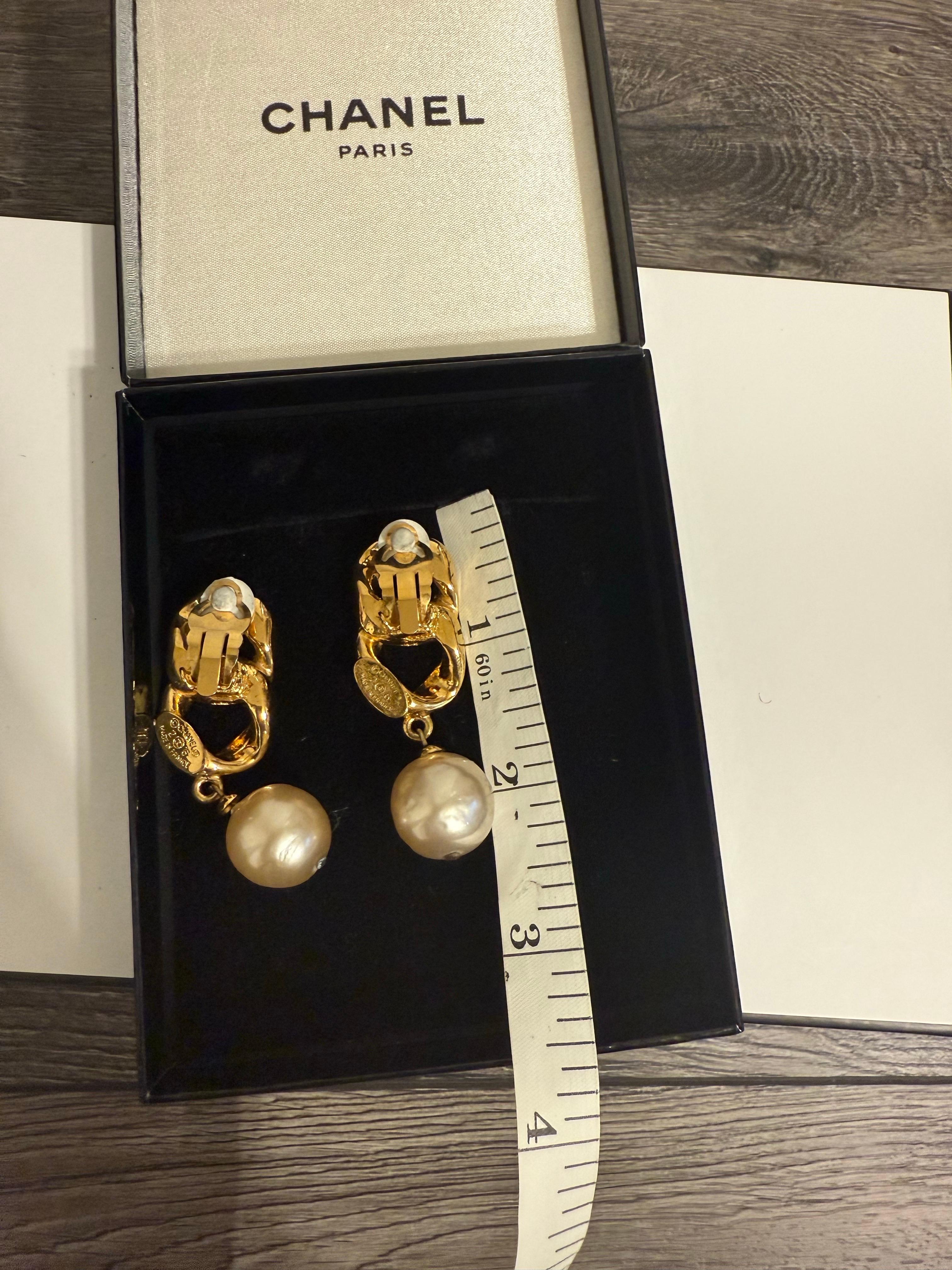 CHANEL Vintage Gold Link Faux Perle baumeln Ohrringe für Damen oder Herren im Angebot