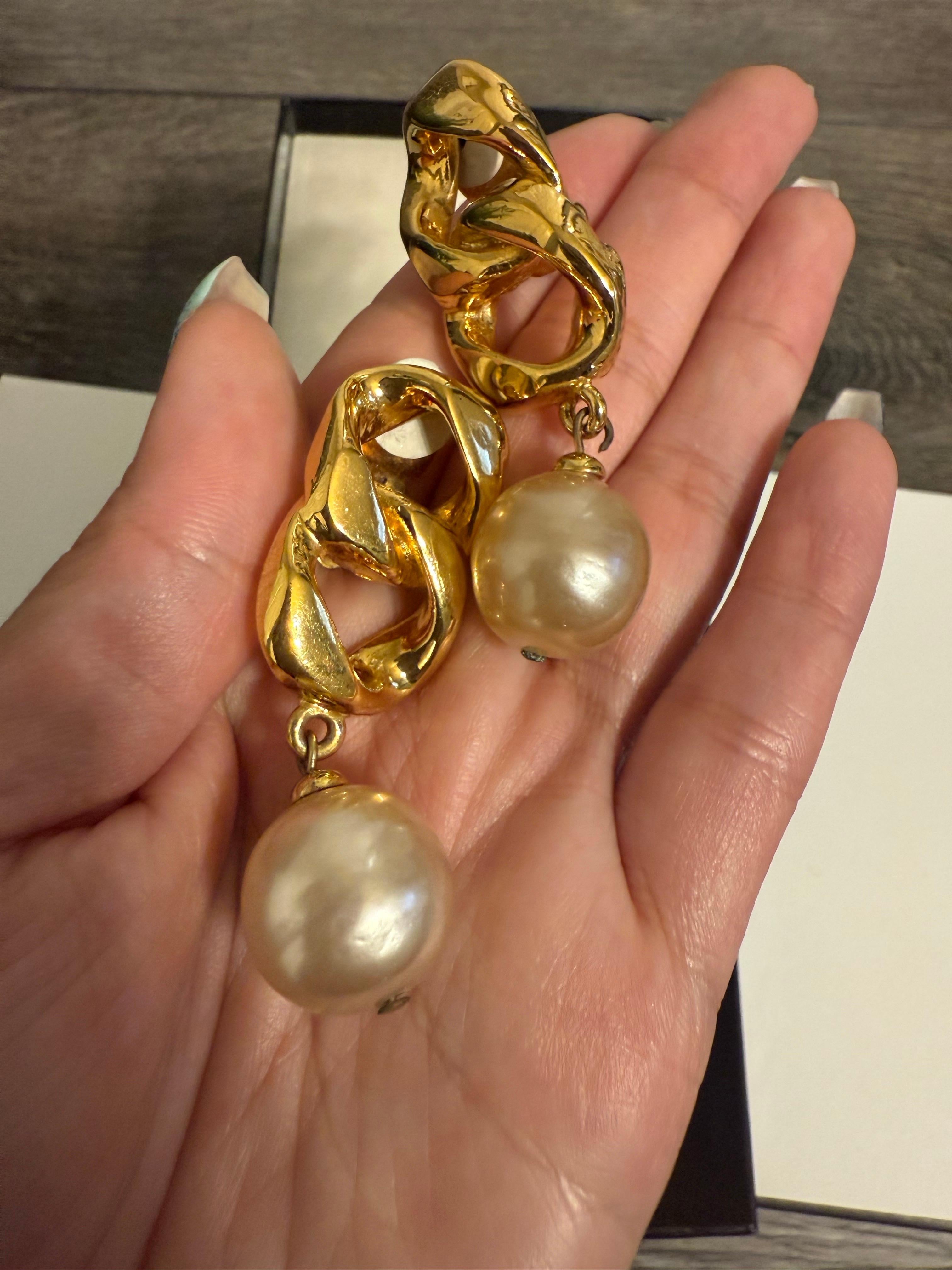 CHANEL Vintage Gold Link Faux Perle baumeln Ohrringe im Angebot 3