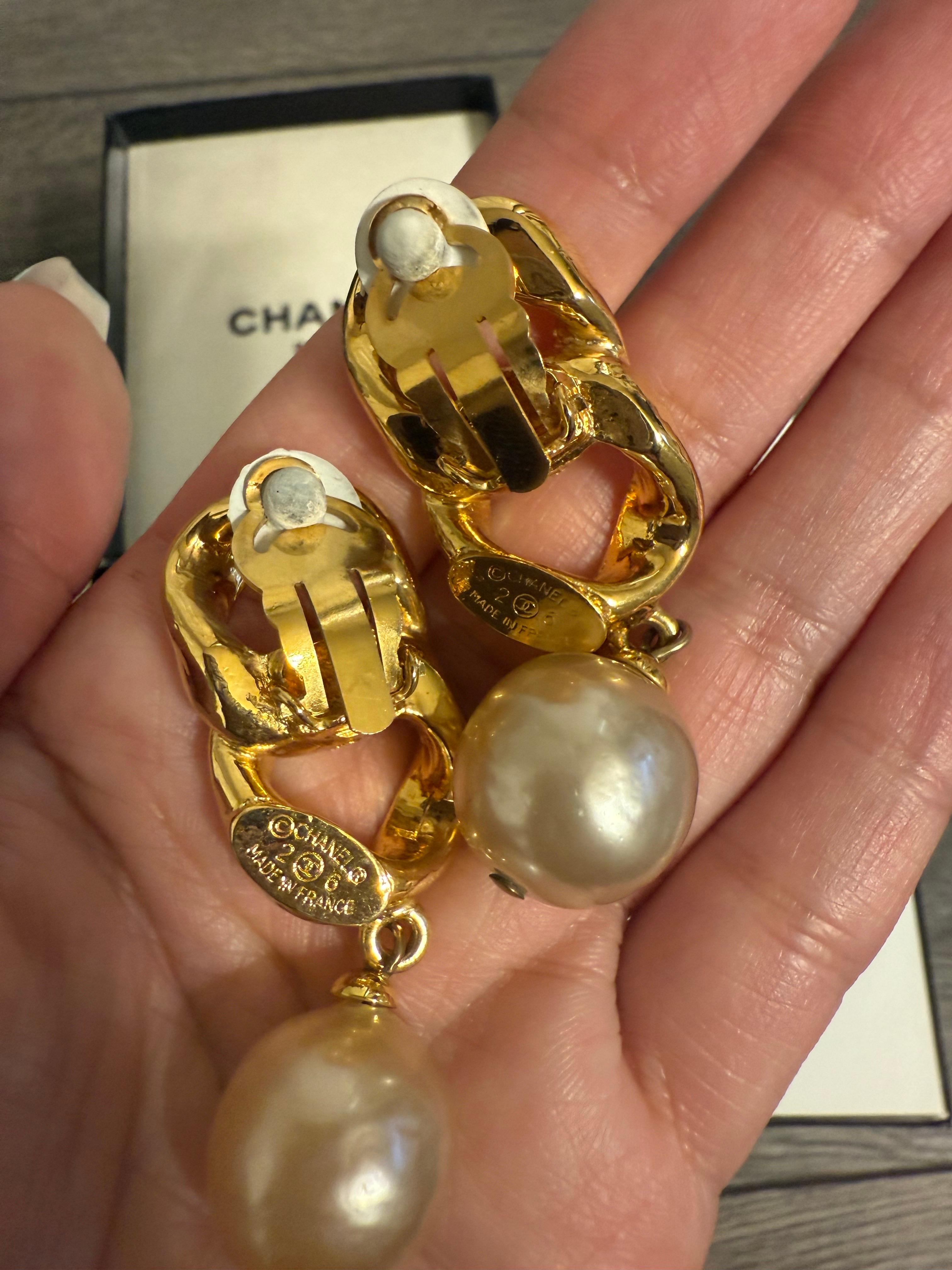 CHANEL Vintage Gold Link Faux Perle baumeln Ohrringe im Angebot 4
