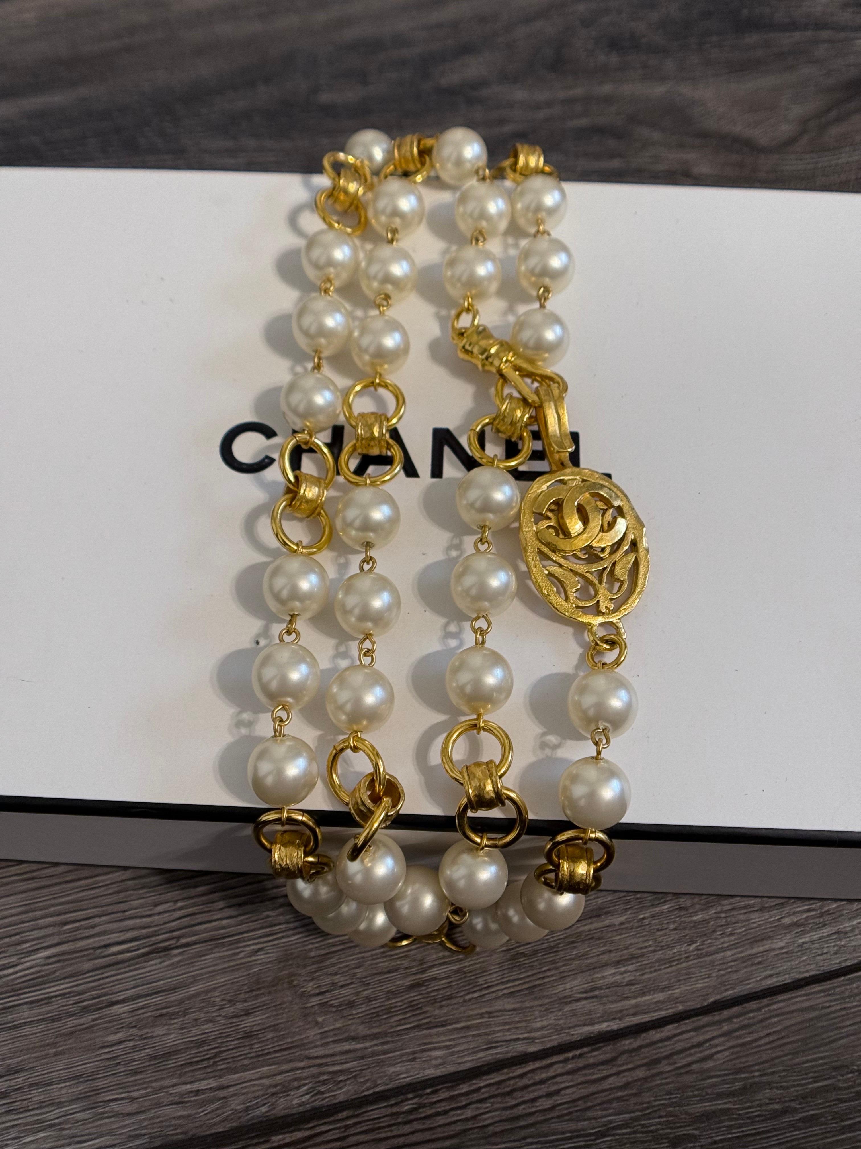 DÉTAILS :
Poinçon : CHANEL
Fabriqué en France
Plaqué or
Le collier est en bon état et présente une usure minimale.
Dimensions approx :  34