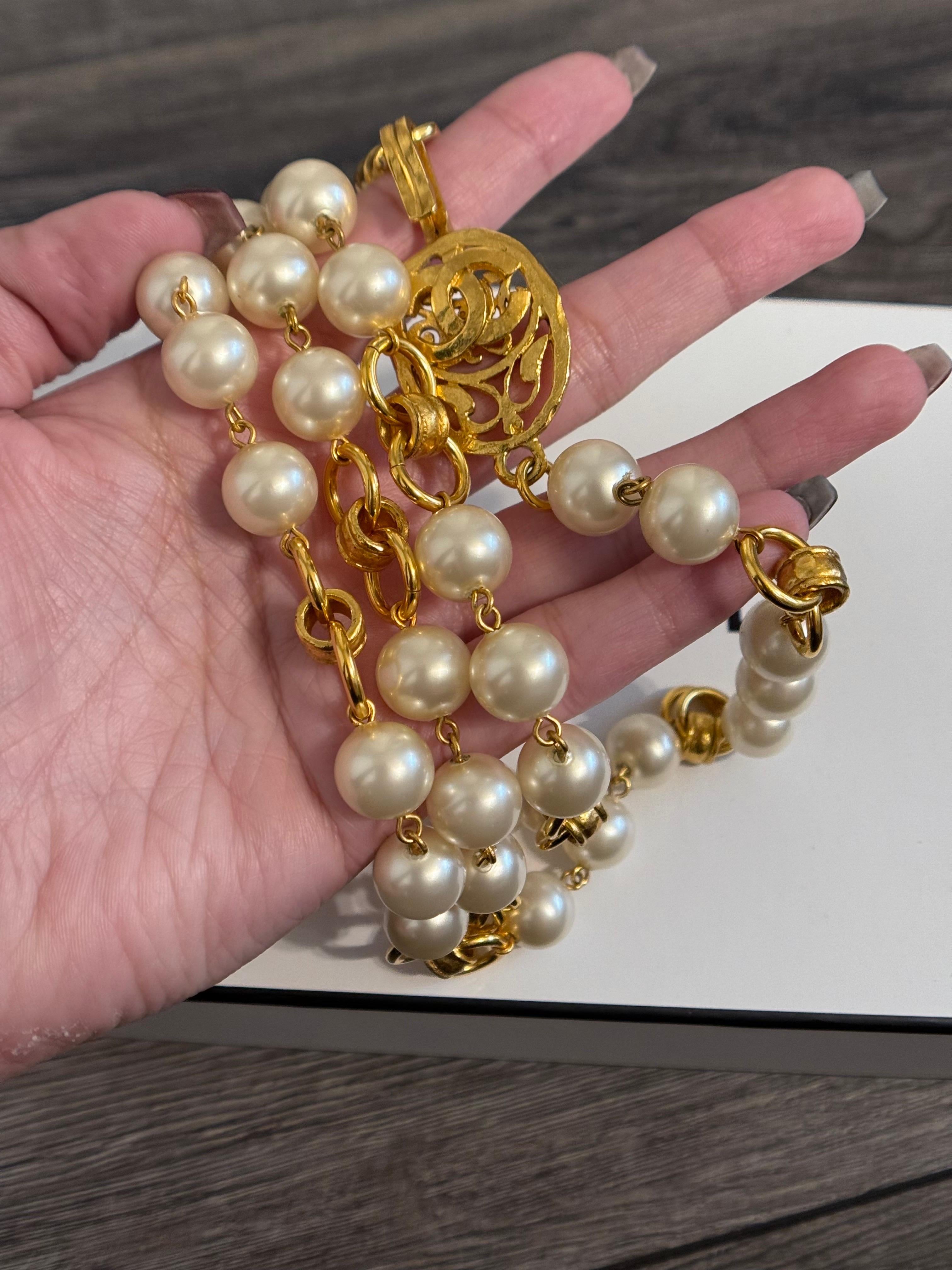 Sautoir CHANEL Vintage A Link Gold Pearl CC Logo Bon état - En vente à Bellevue, WA