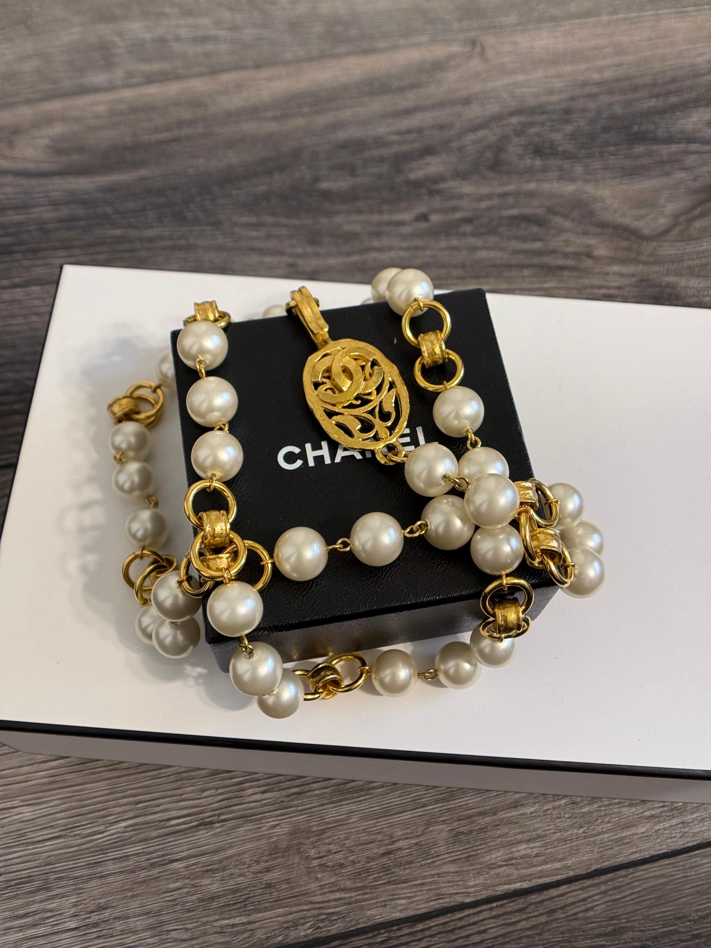 Sautoir CHANEL Vintage A Link Gold Pearl CC Logo en vente 3