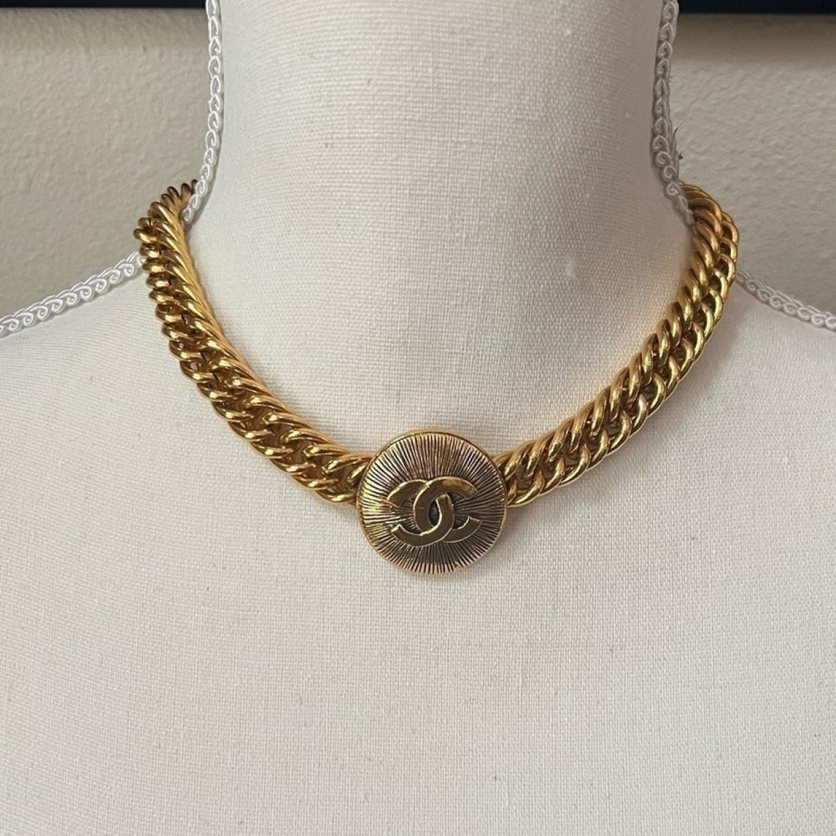 DETAILS:
Hallmark: Oval tag CHANEL, 
Made in France
Gold Plated
The necklace is in good condition showing minimal wear
Measurements approx.: Ornament Width: 1.4