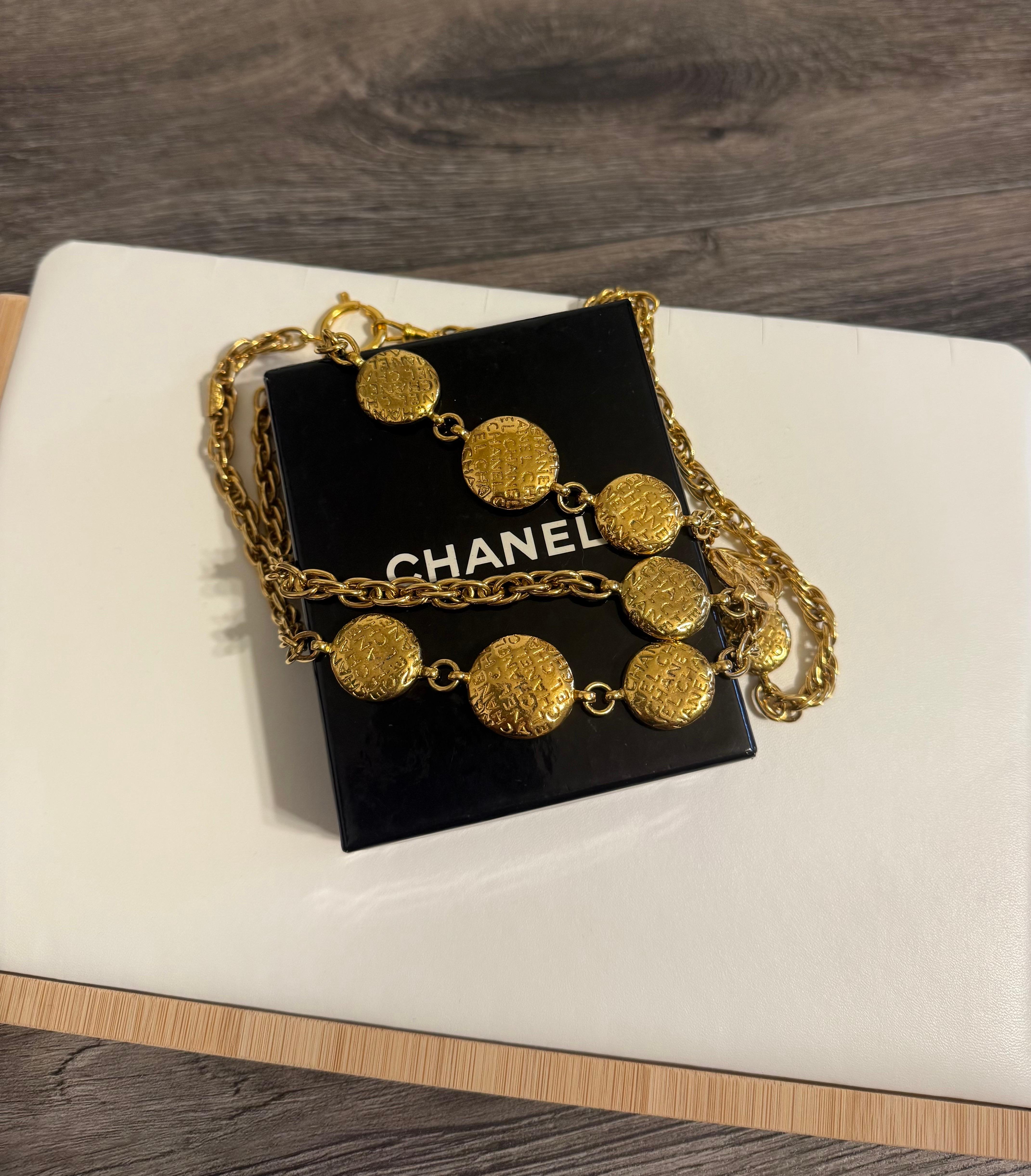 Chanel Vintage Medallón Dorado Collar Largo Silueta Coco Chanel en Bueno estado para la venta en Bellevue, WA