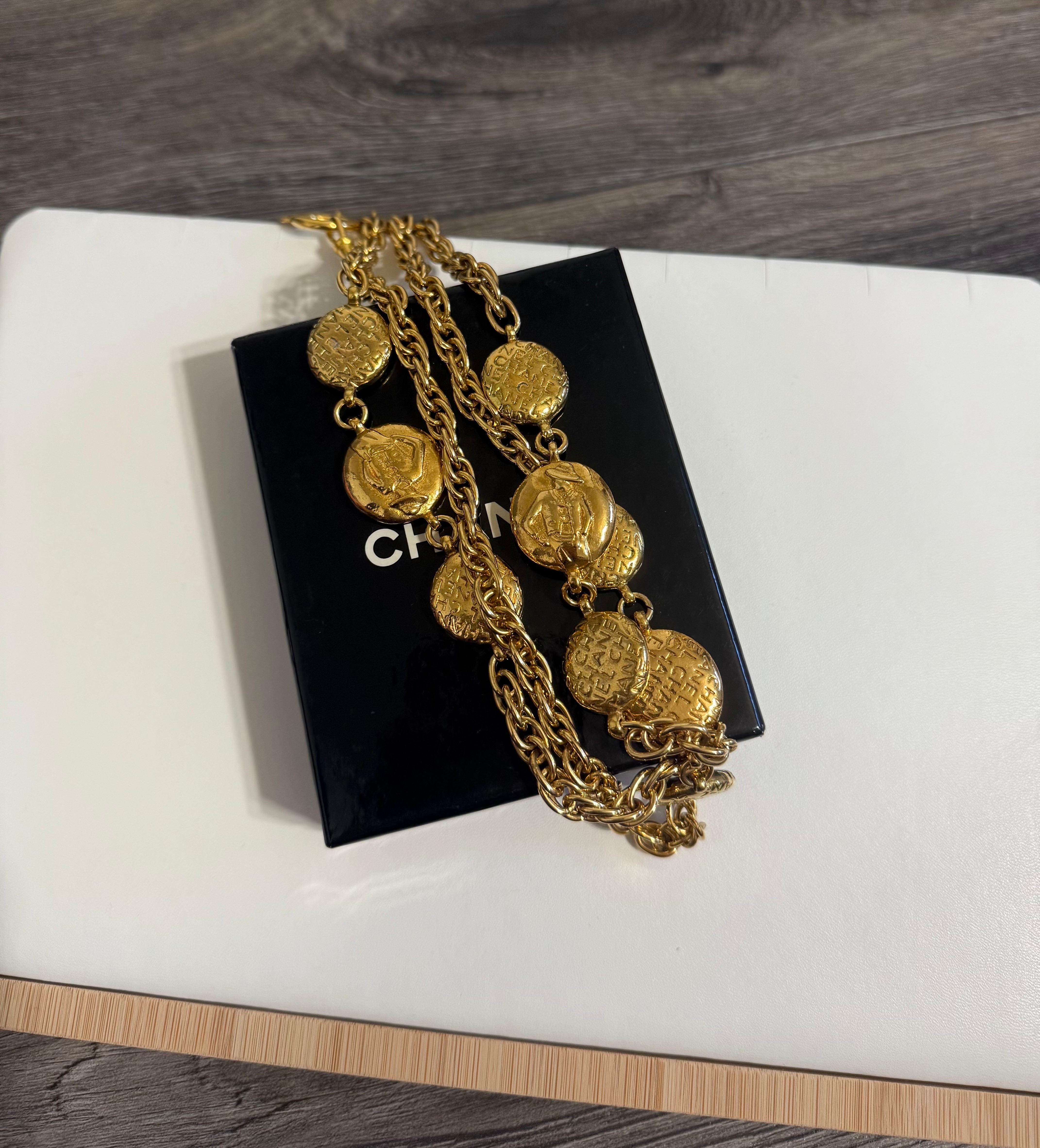 Chanel Vintage Medallón Dorado Collar Largo Silueta Coco Chanel en venta 1