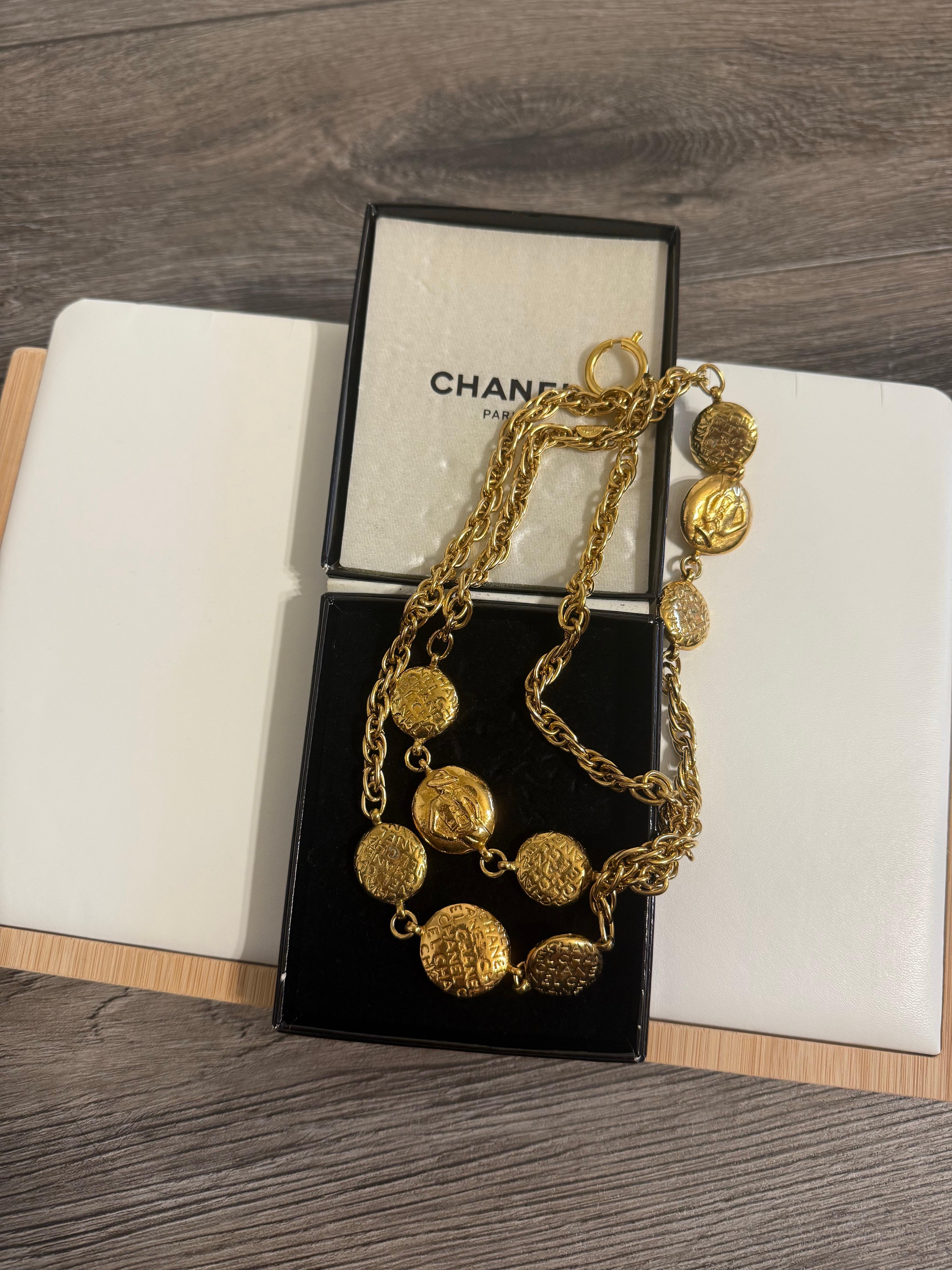 Chanel Vintage Medallón Dorado Collar Largo Silueta Coco Chanel en venta 2