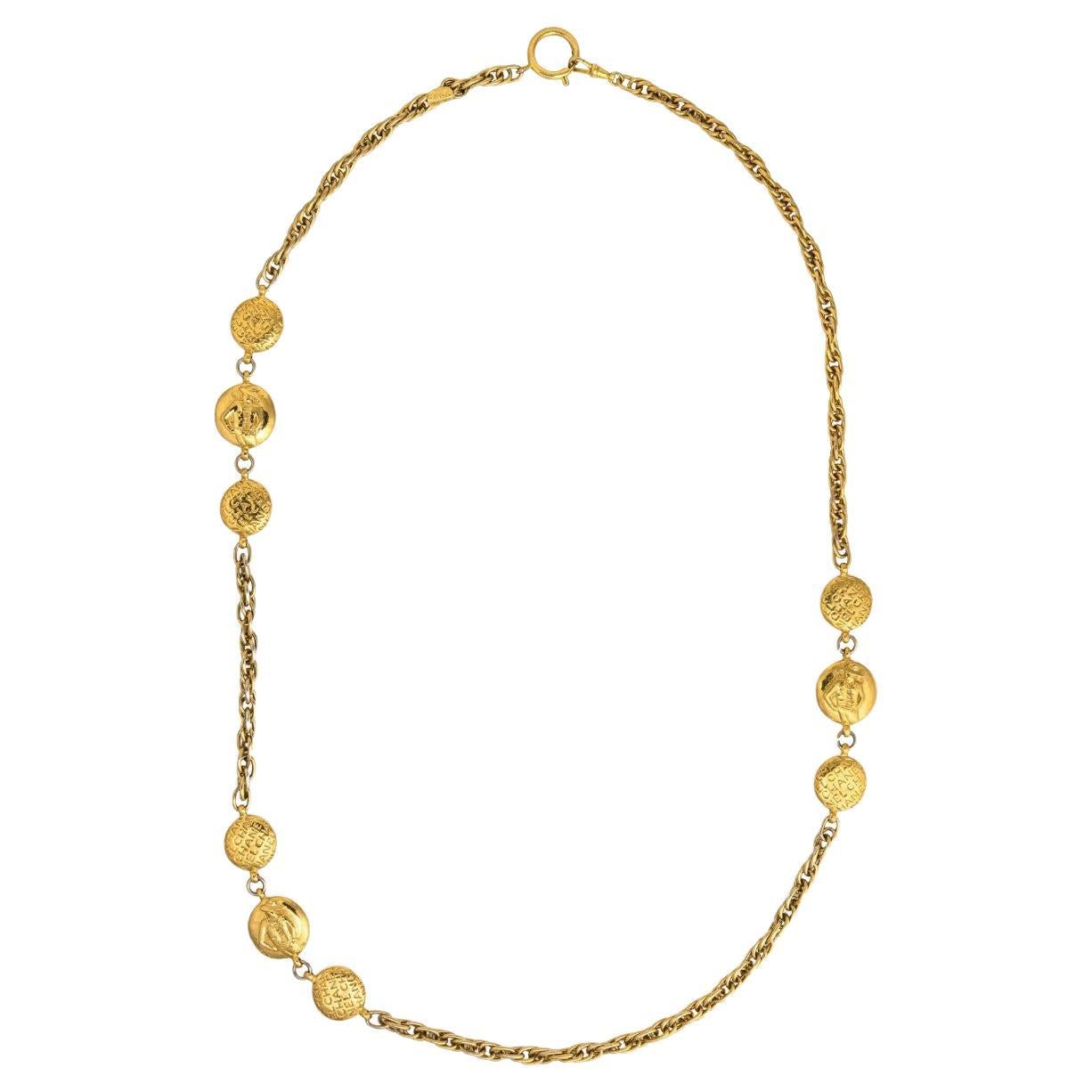 Chanel Vintage Medallón Dorado Collar Largo Silueta Coco Chanel en venta