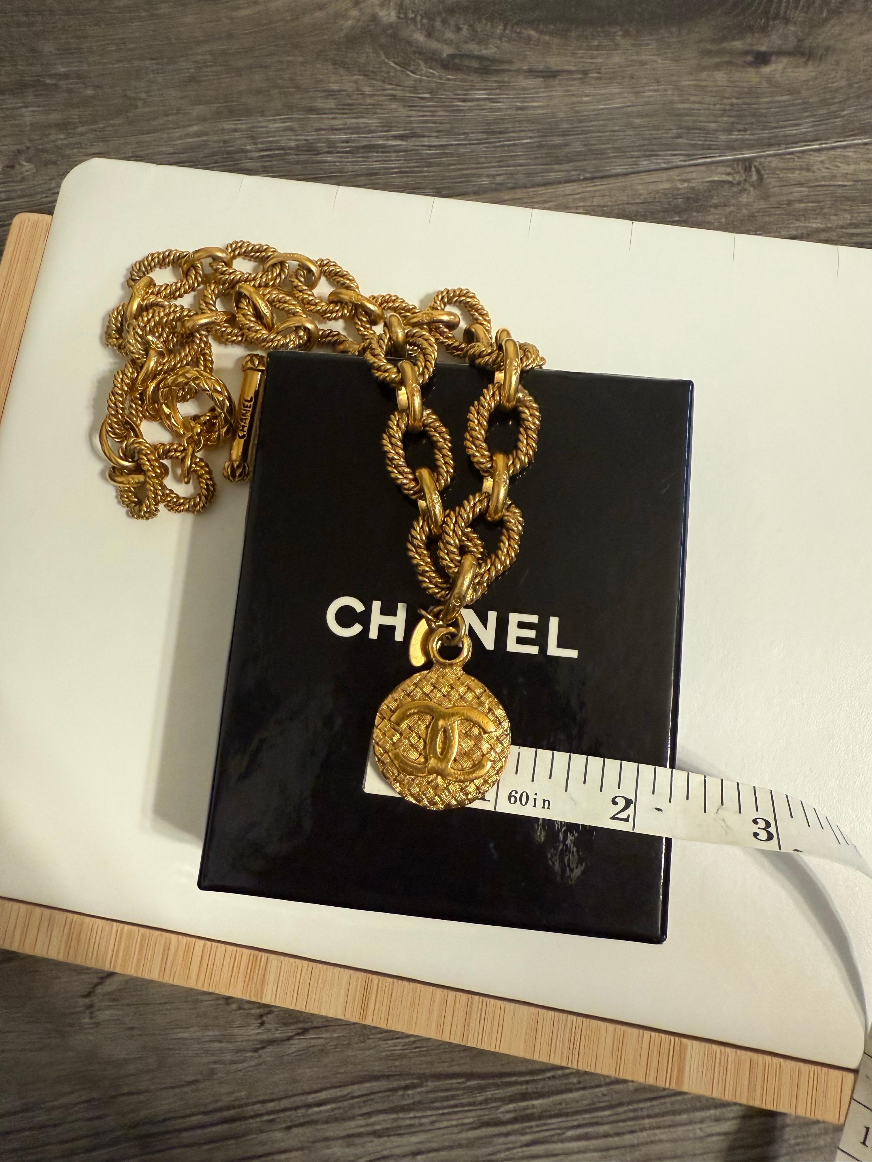 CHANEL Vintage Gold Medaillon strukturierte Kette Halsband Halskette im Angebot 6