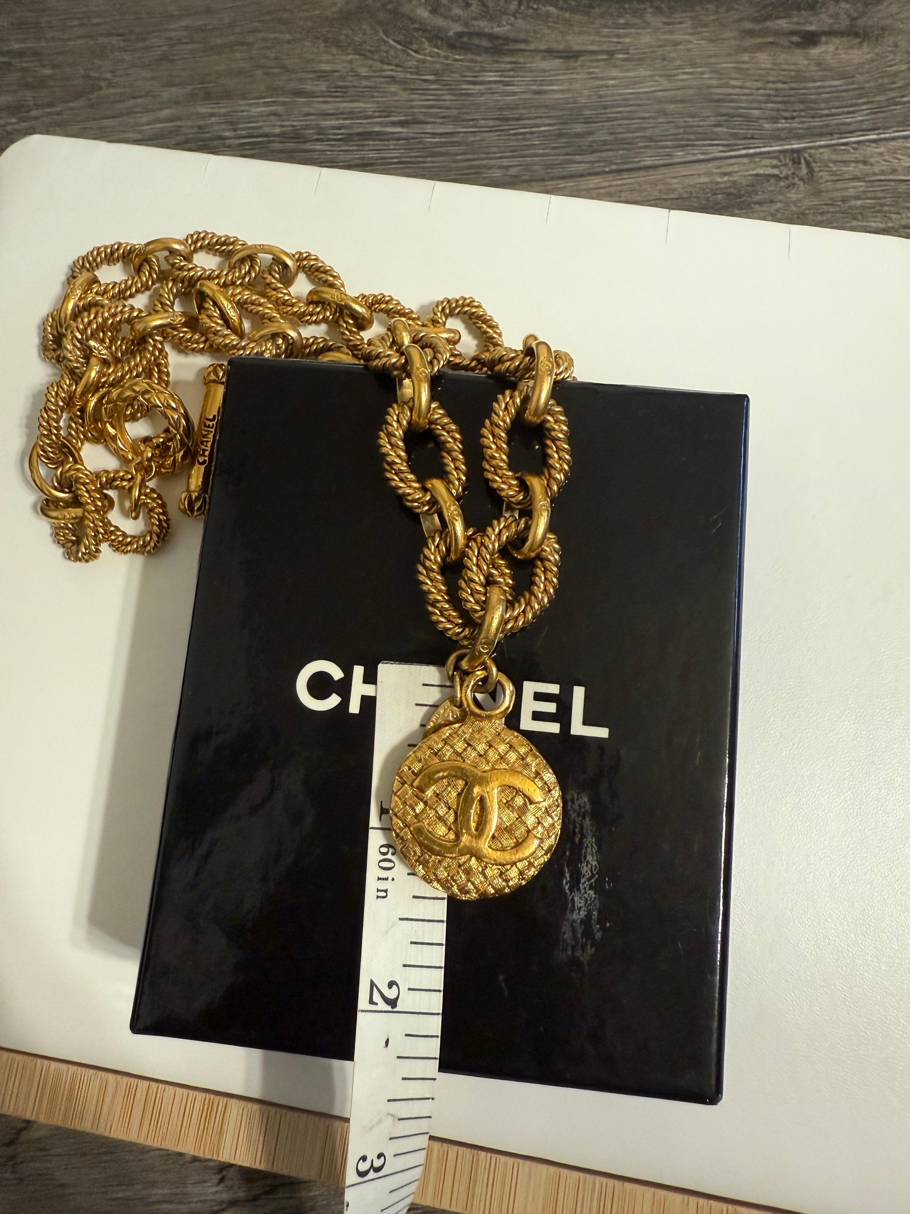 CHANEL Vintage Gold Medaillon strukturierte Kette Halsband Halskette im Angebot 7