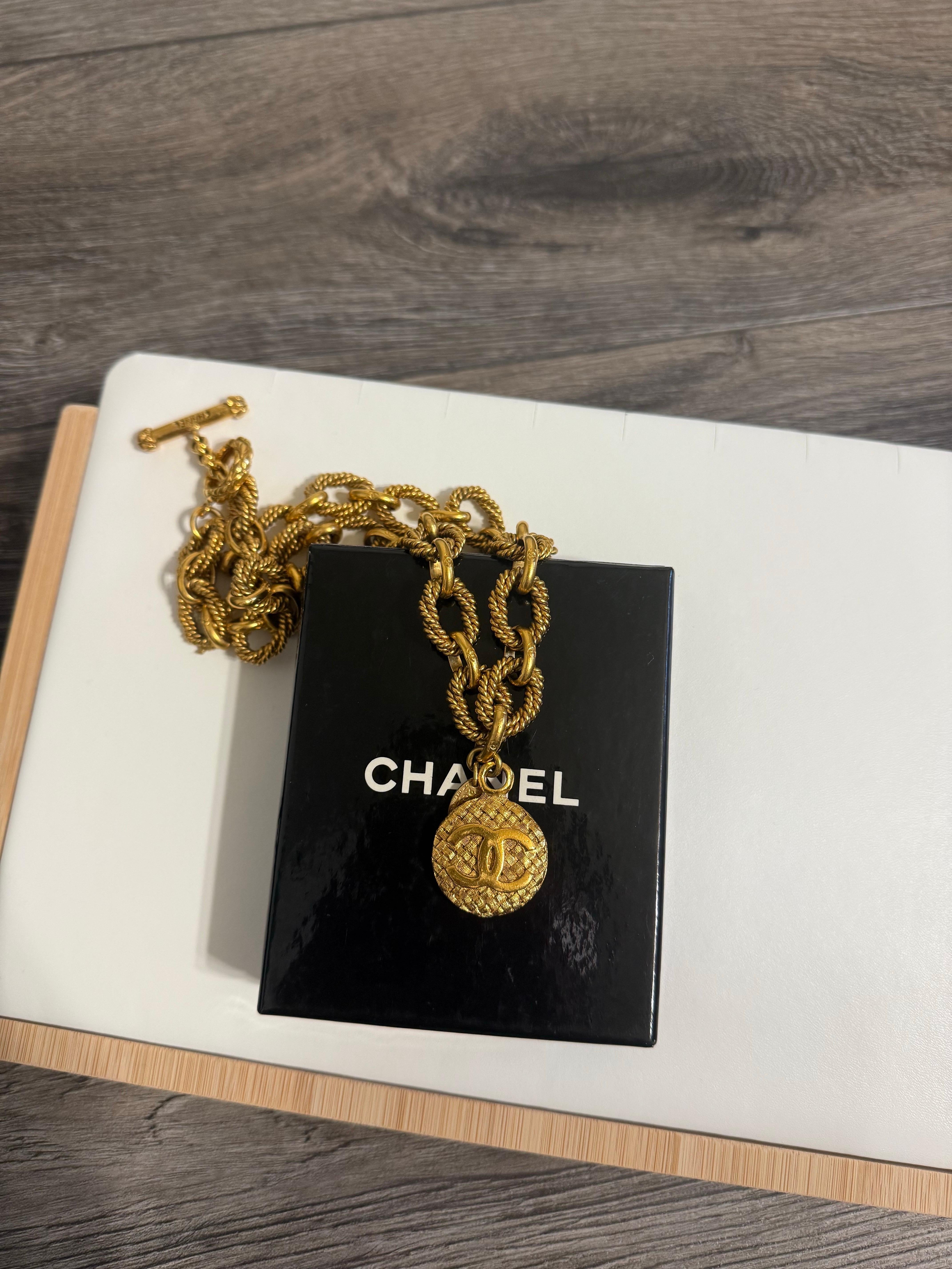 CHANEL Vintage Gold Medaillon strukturierte Kette Halsband Halskette im Angebot 8